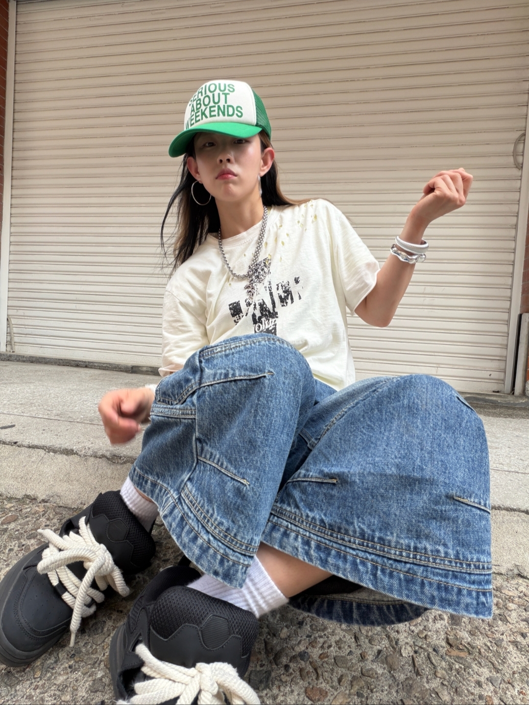ROARINGRAD Cross Damage Slub T-Shirt White, ROARINGRAD Carpenter Bermuda Denim Pants Blue 착용 스타일 - 1