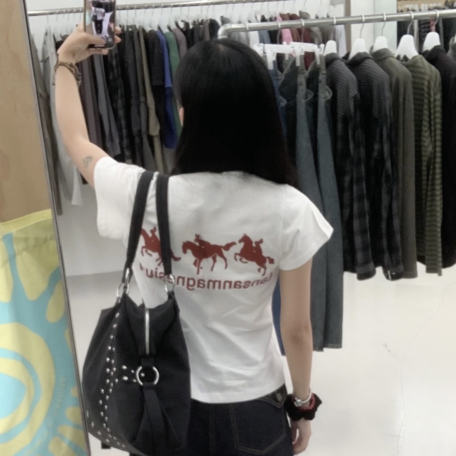 Hatchingroom x Mascompany Haema Bag Burgundy 착용 스타일 - 3