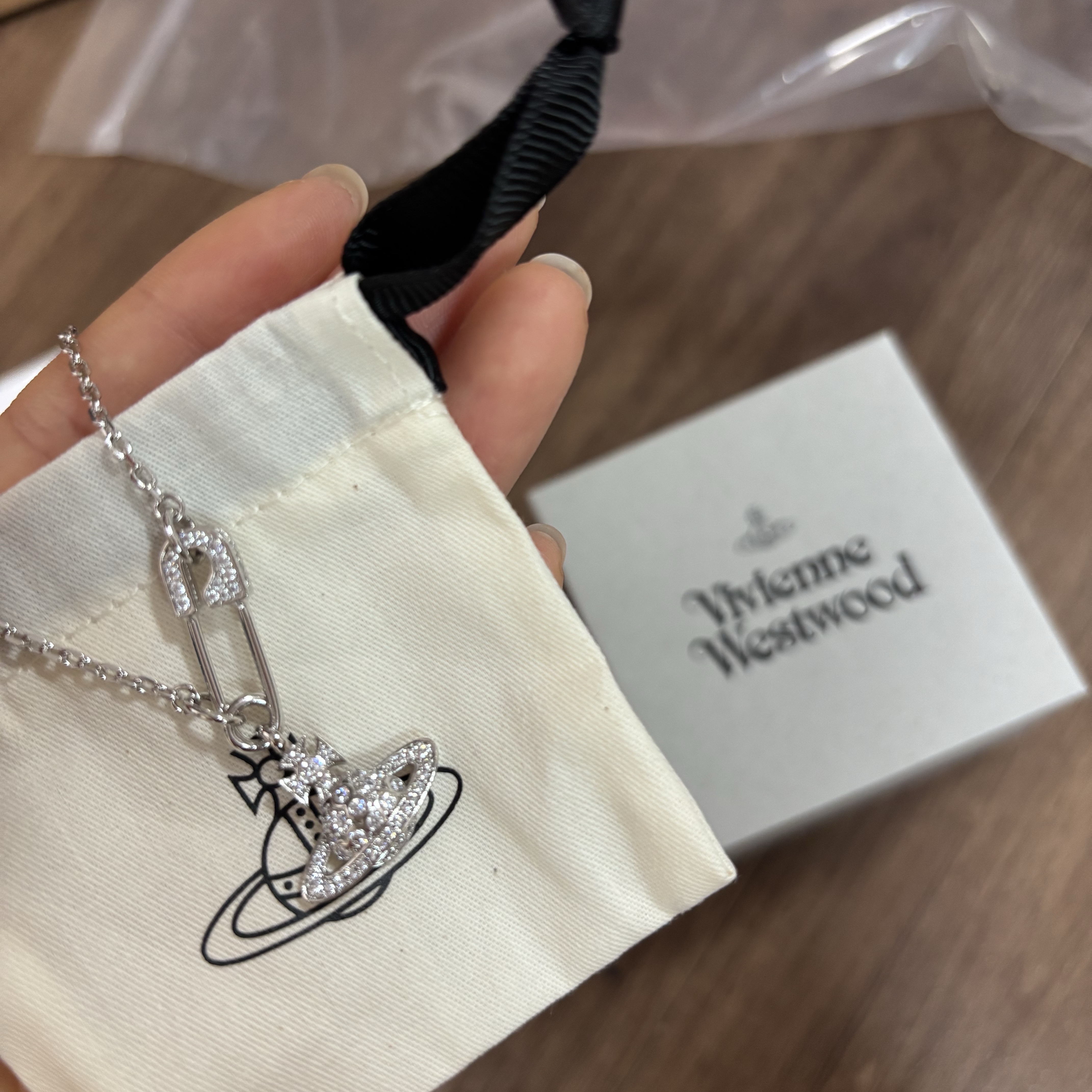 Vivienne Westwood Lucrece Pendant Silver 착용 스타일 - 2