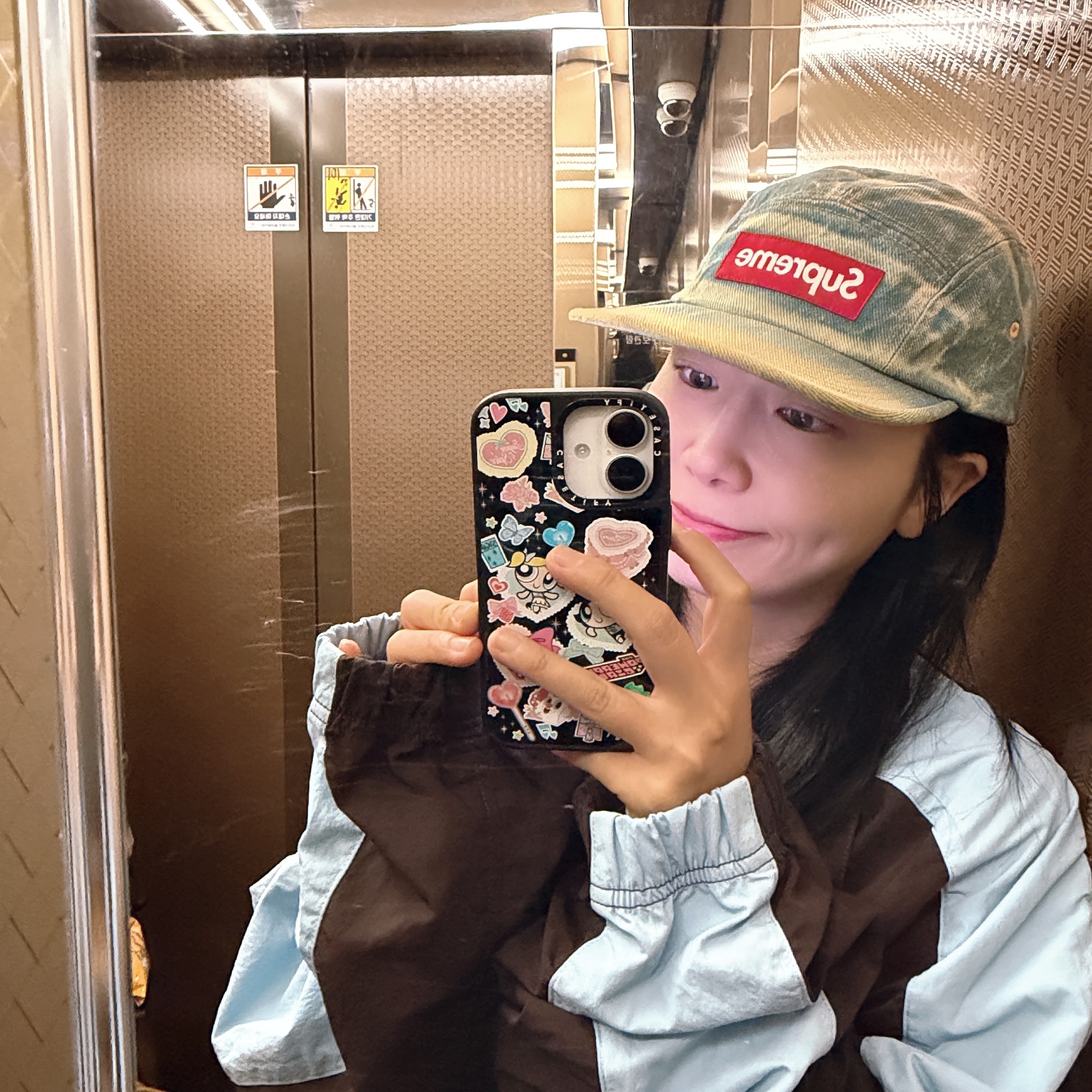 Supreme Denim Camp Cap Dirty Indigo - 25FW, Supreme Cracked Sleeve L/S Top Washed Black - 26SS 착용 스타일 - 2