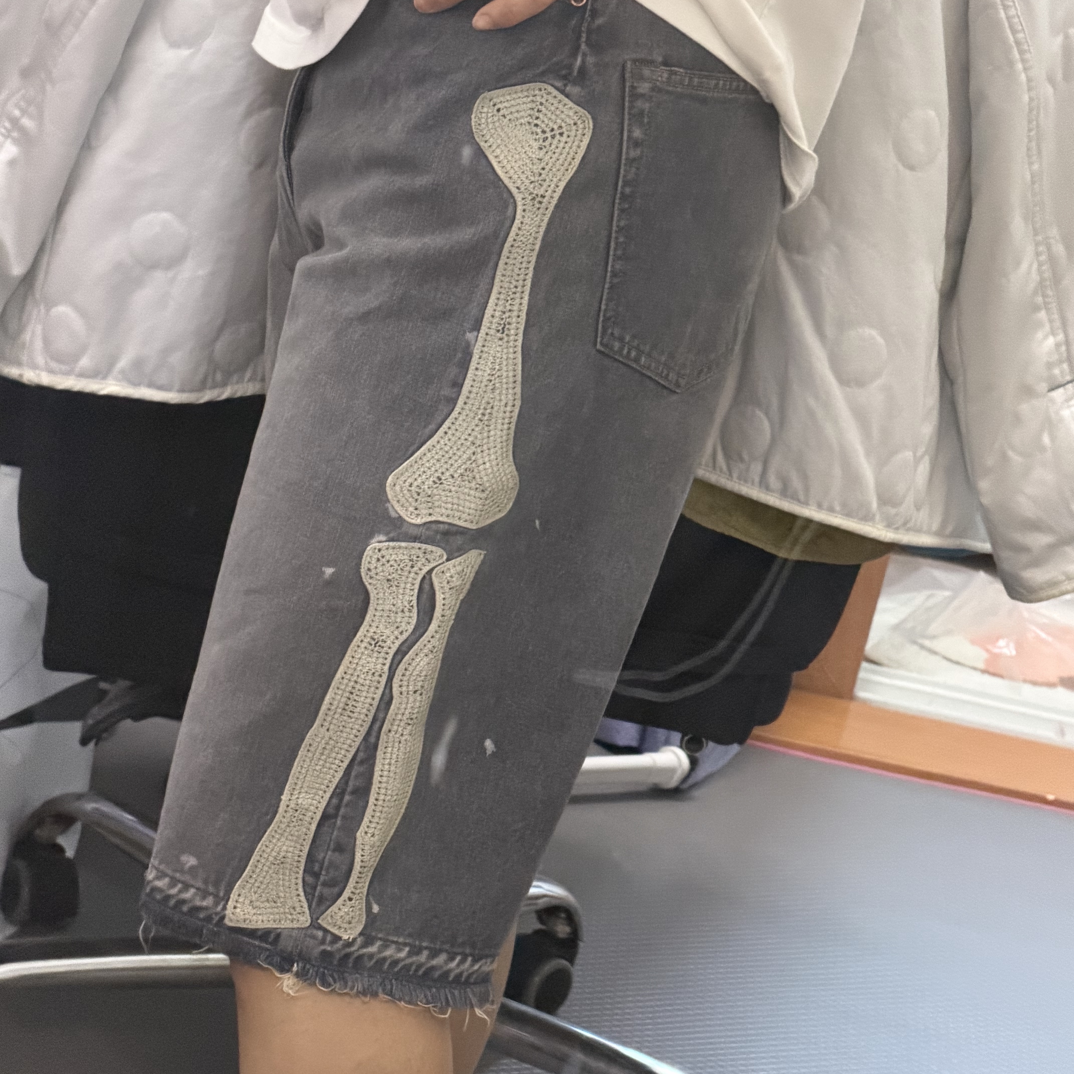 Kapital 14 oz. Denim 5P Bone Embroidery Short Pants Black 착용 스타일 - 3