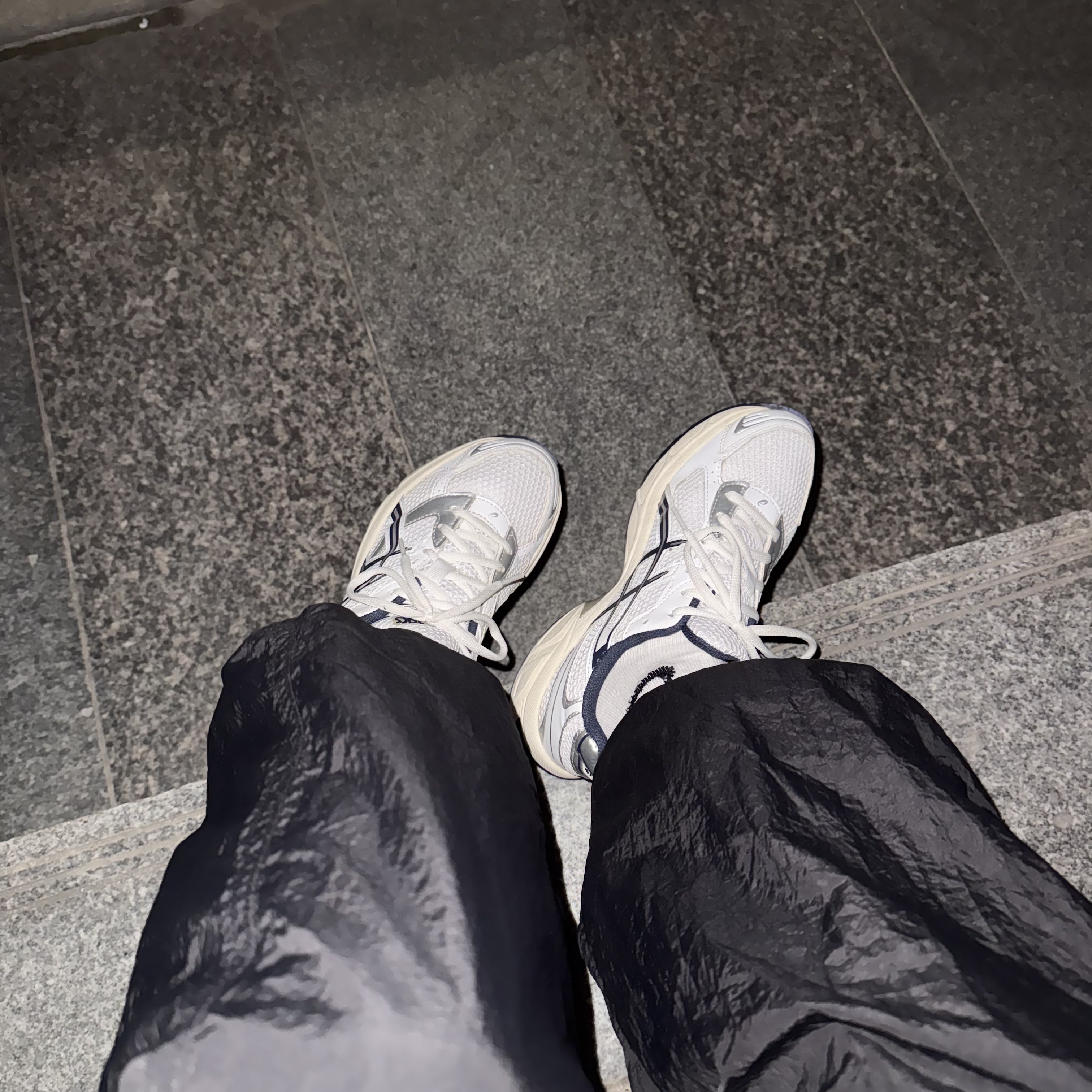(W) Asics Gel-1130 White Midnight 착용 스타일 - 1
