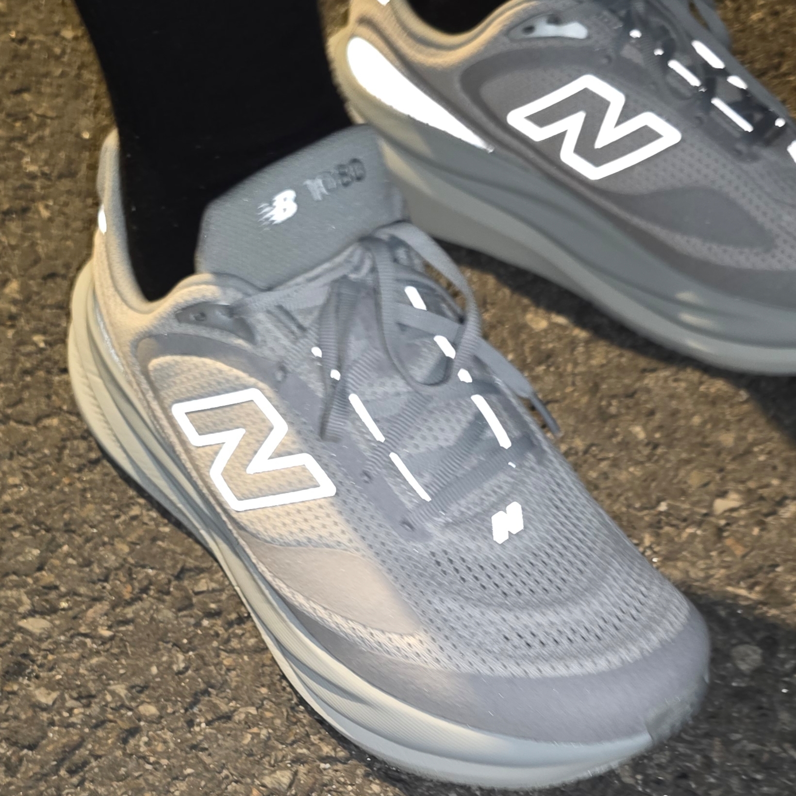 New Balance 1080v15 Grey Matter Silver Metallic - 2E Wide 착용 스타일 - 4