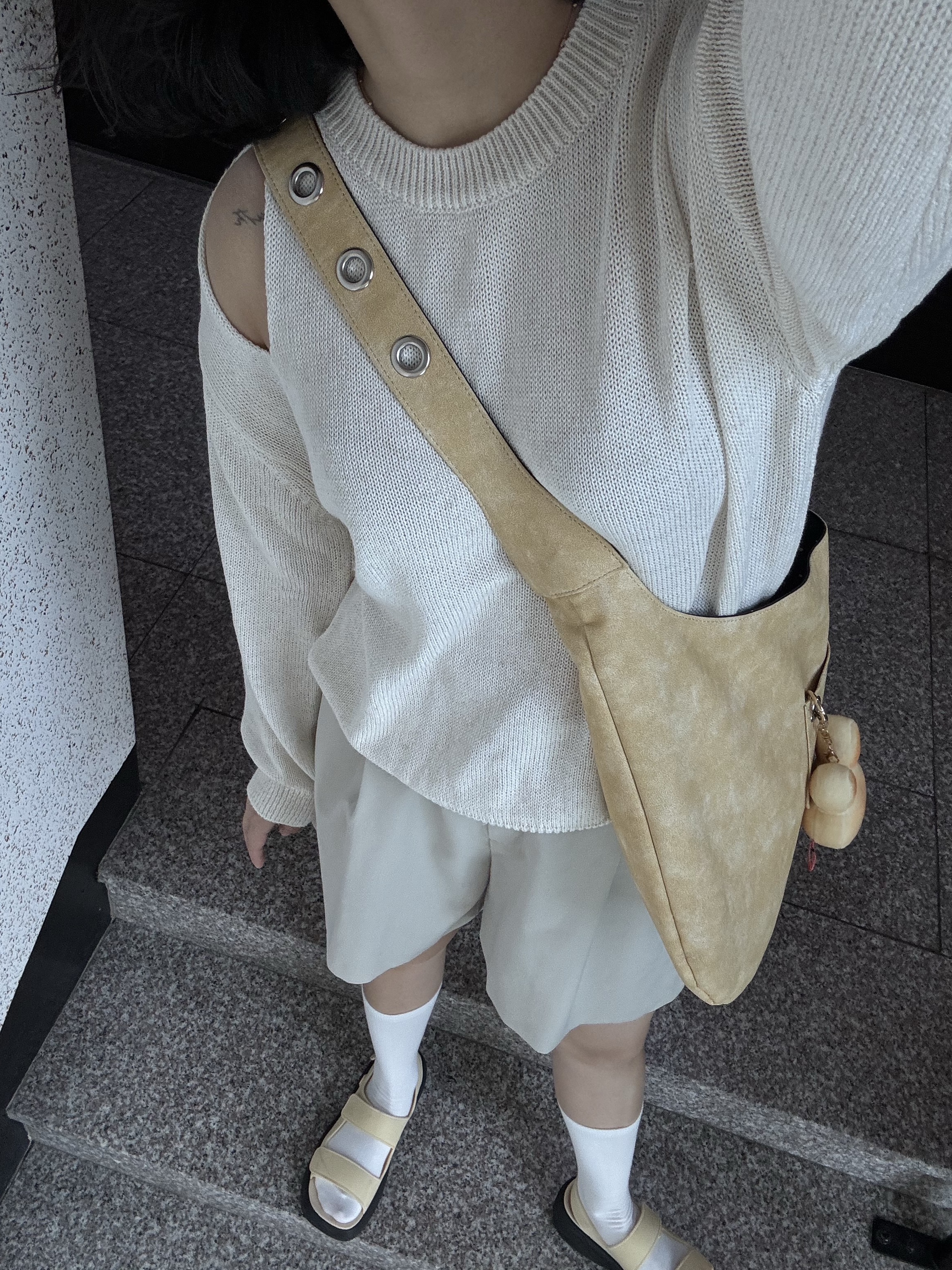 (W) Crocs Skyline Sandal Vanilla Black 착용 스타일 - 3