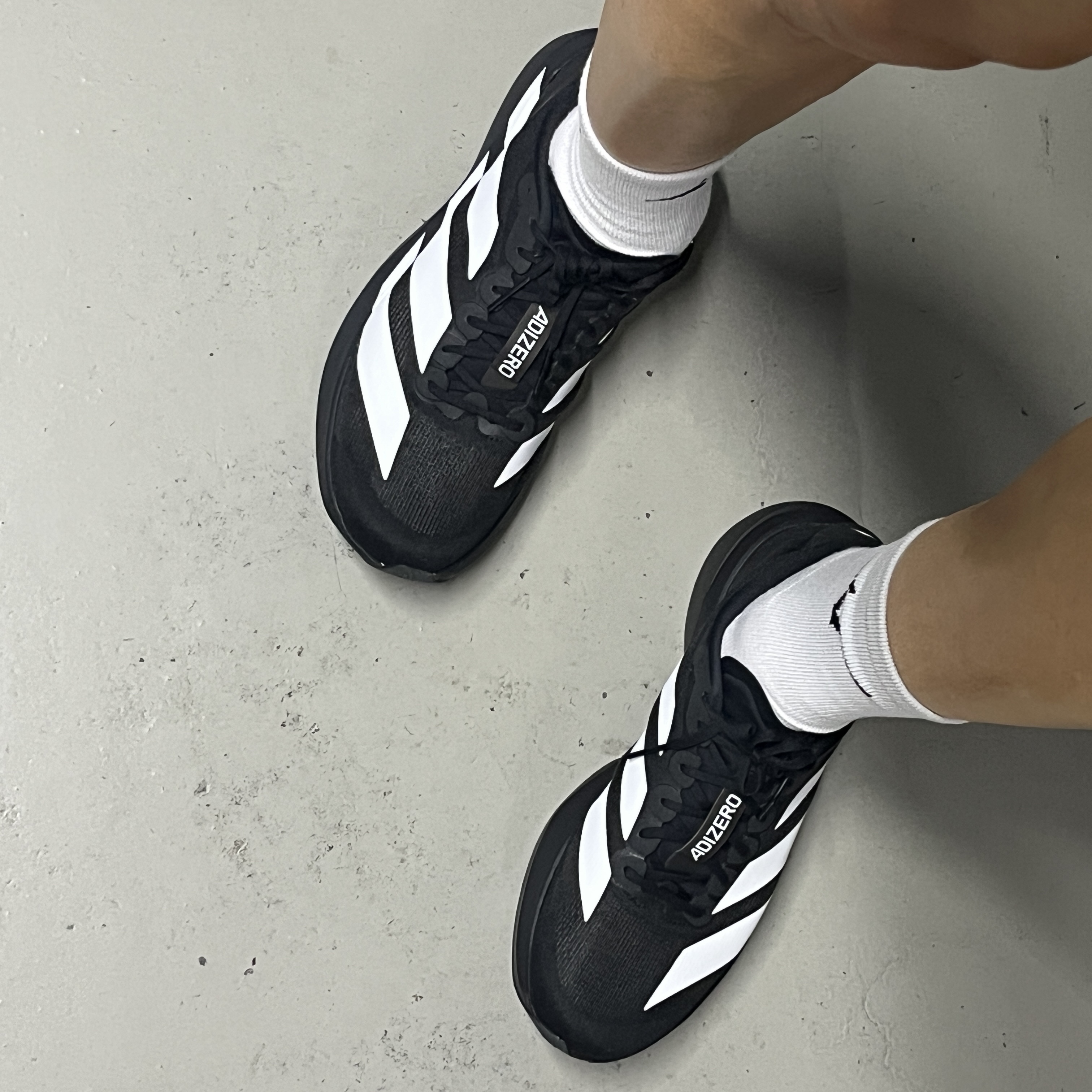 Adidas Adizero EVO SL Core Black Cloud White 착용 스타일