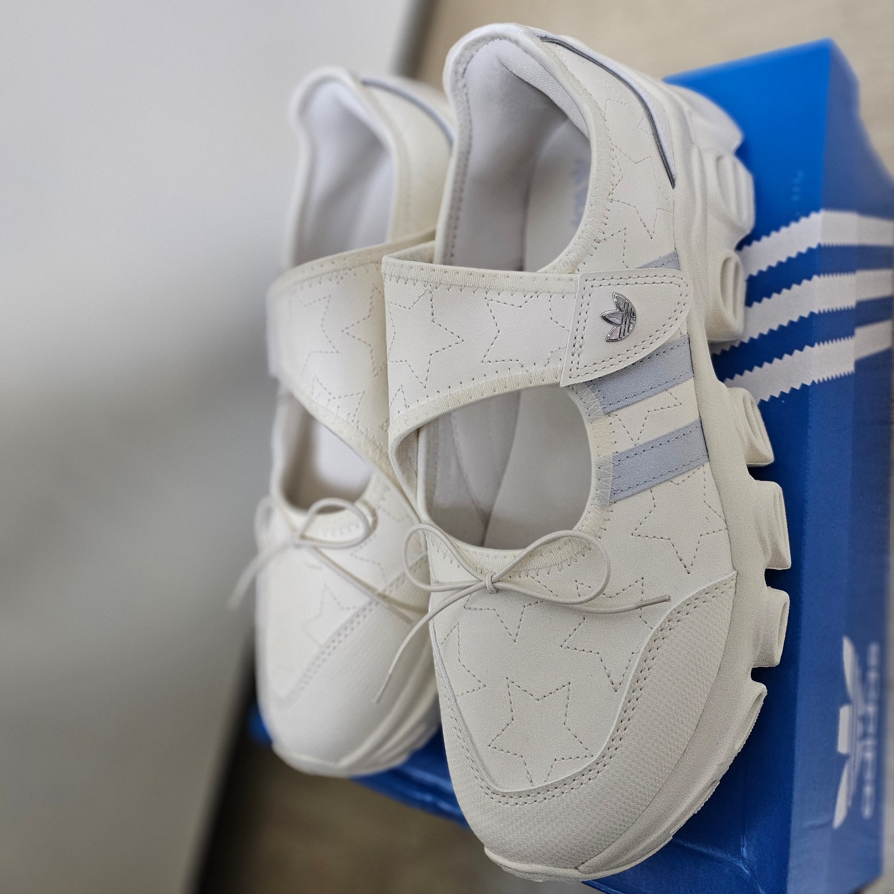 (W) Adidas Adifom Megajane Cloud White Off White, (W) Adidas Adifom Megajane Core Black Iron Metallic 착용 스타일 - 3