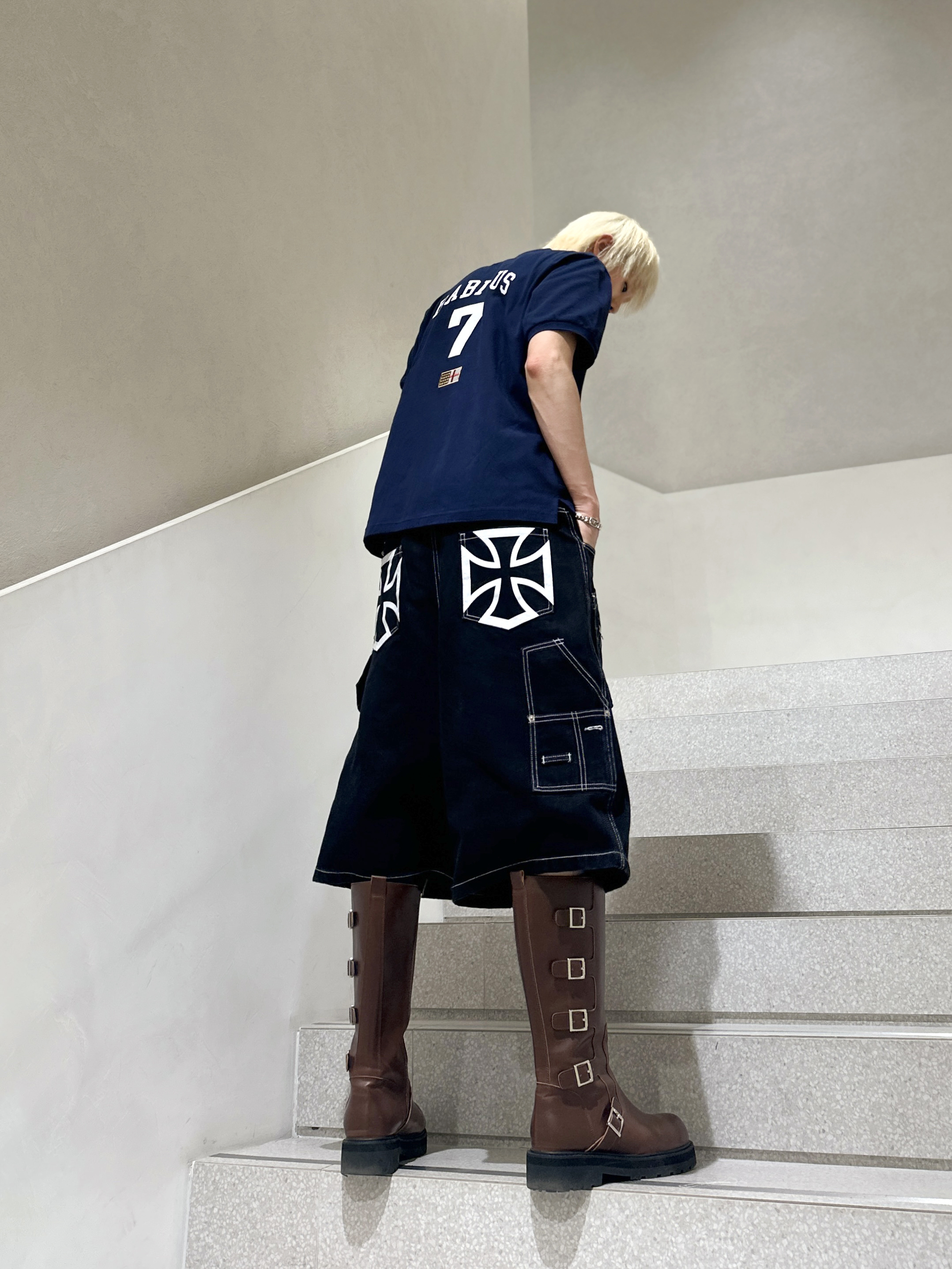 [KREAM 단독] Flavorism Carpenter Bermuda Denim Pants Black, Flavorism Red Horse Pique Shirt Navy 착용 스타일 - 2