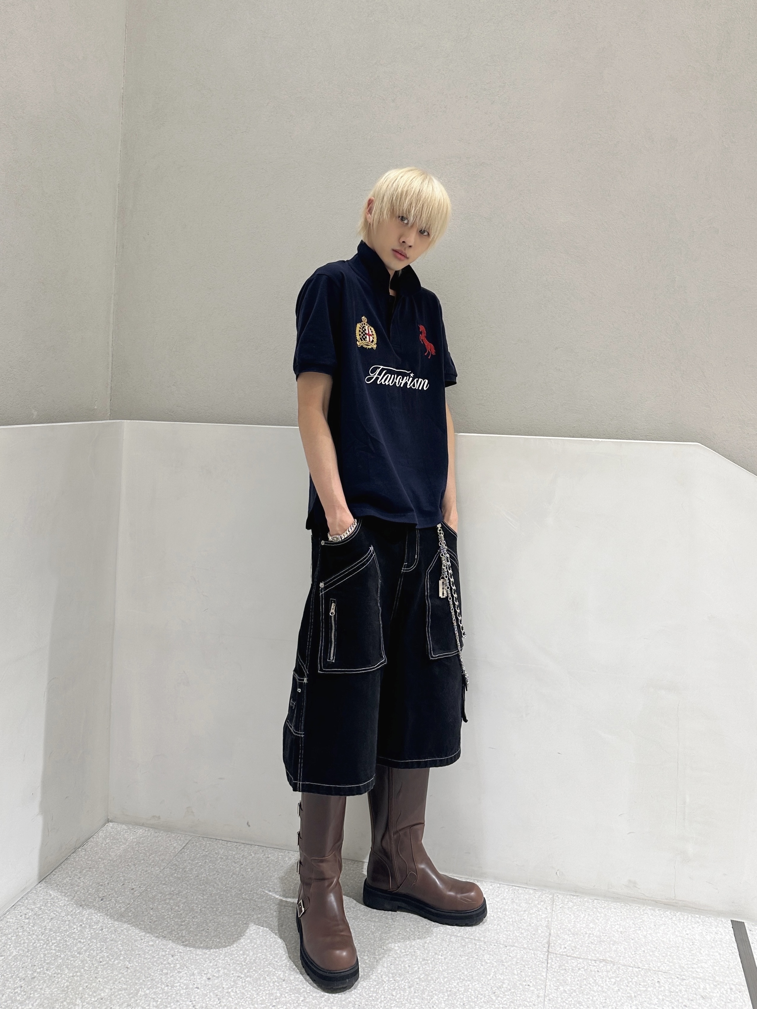 [KREAM 단독] Flavorism Carpenter Bermuda Denim Pants Black, Flavorism Red Horse Pique Shirt Navy 착용 스타일 - 1