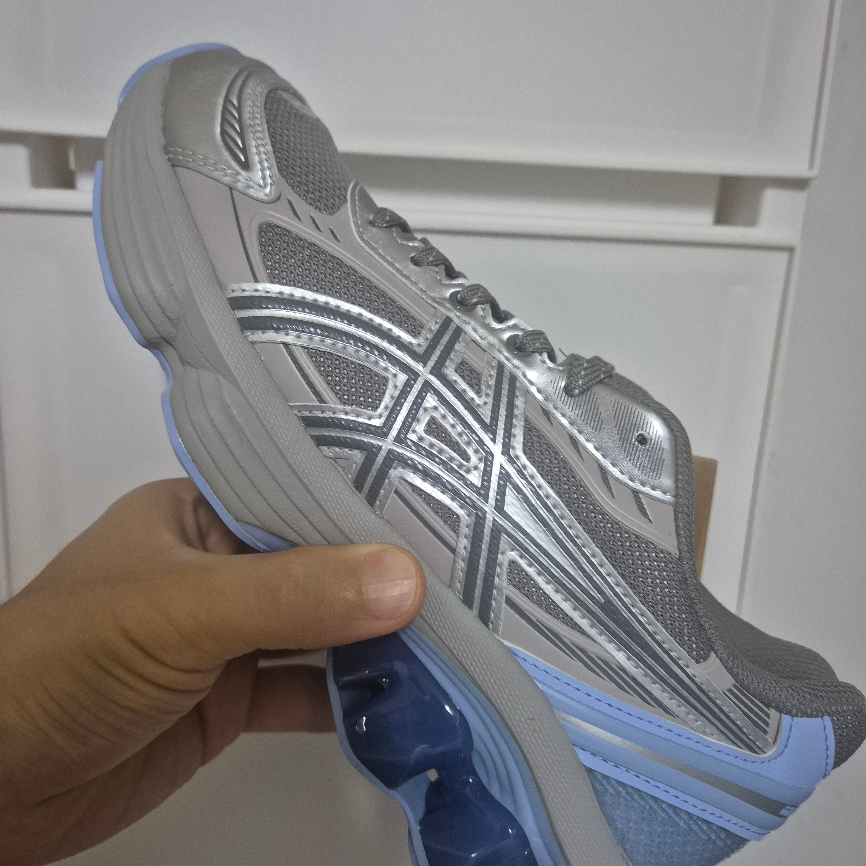 Asics Gel-Kinetic Fluent Clay Grey Steel Grey 착용 스타일 - 2