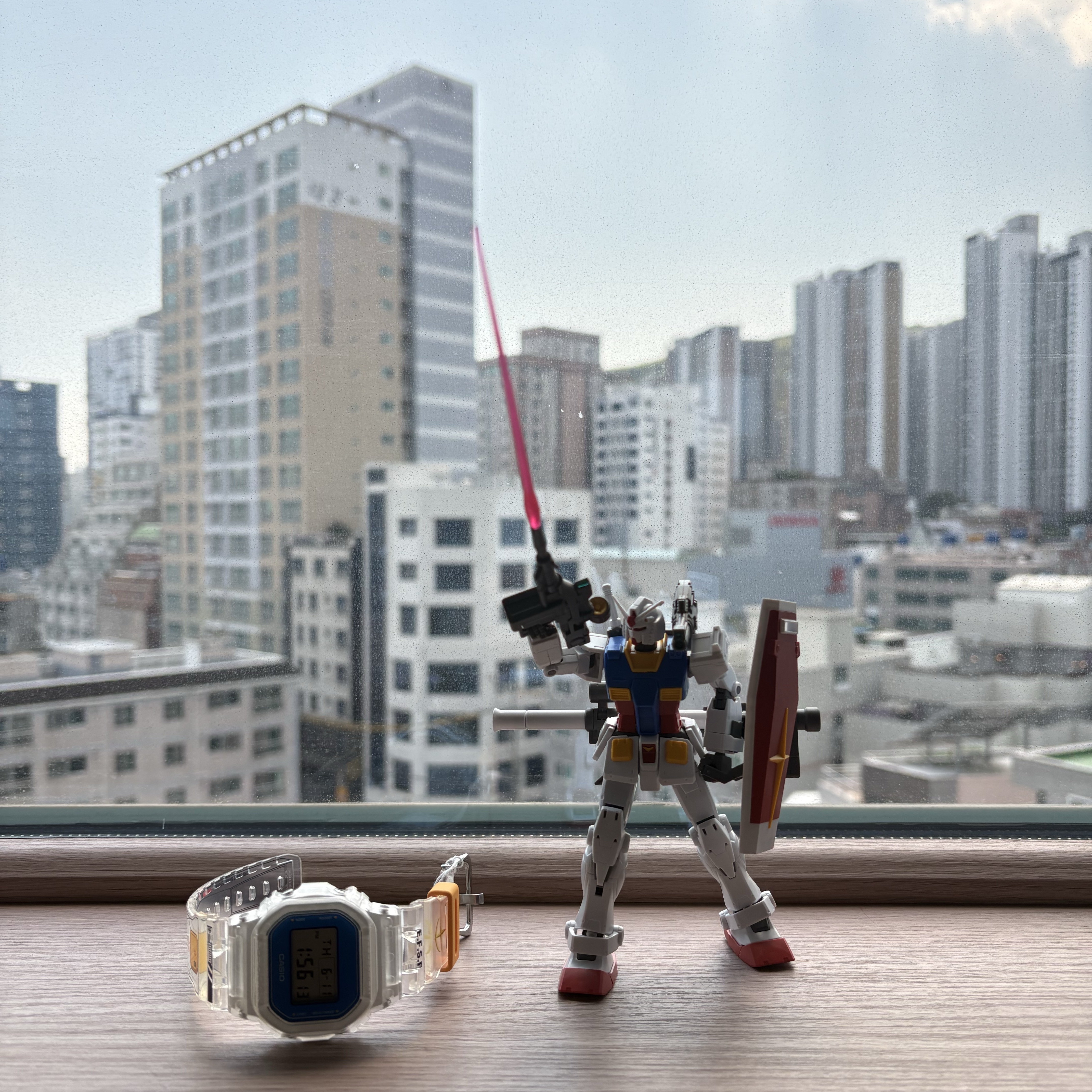 Casio G-Shock x Gundam DW-5600GM26-7DR 착용 스타일 - 1