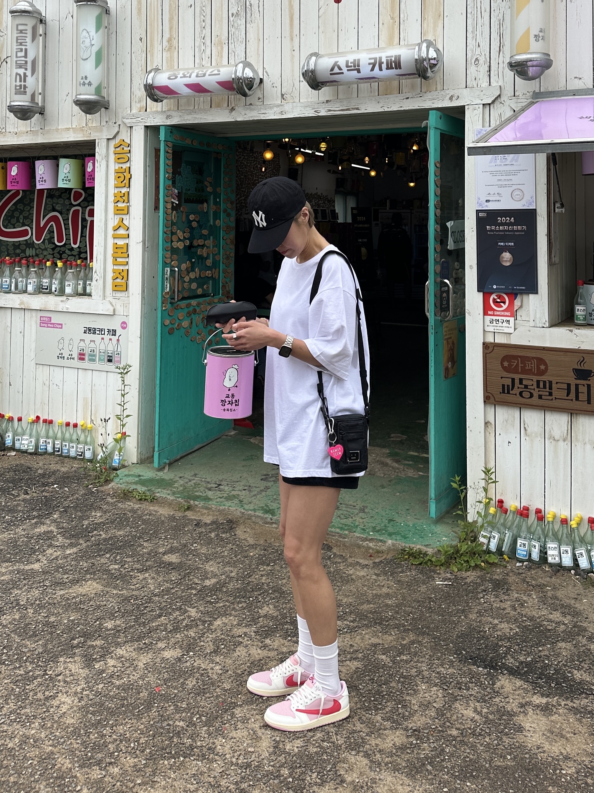 Jordan 1 x Travis Scott Retro Low OG SP Sail Tropical Pink, Acne Studios Arvel Plaque Face Bag Black 착용 스타일 - 1