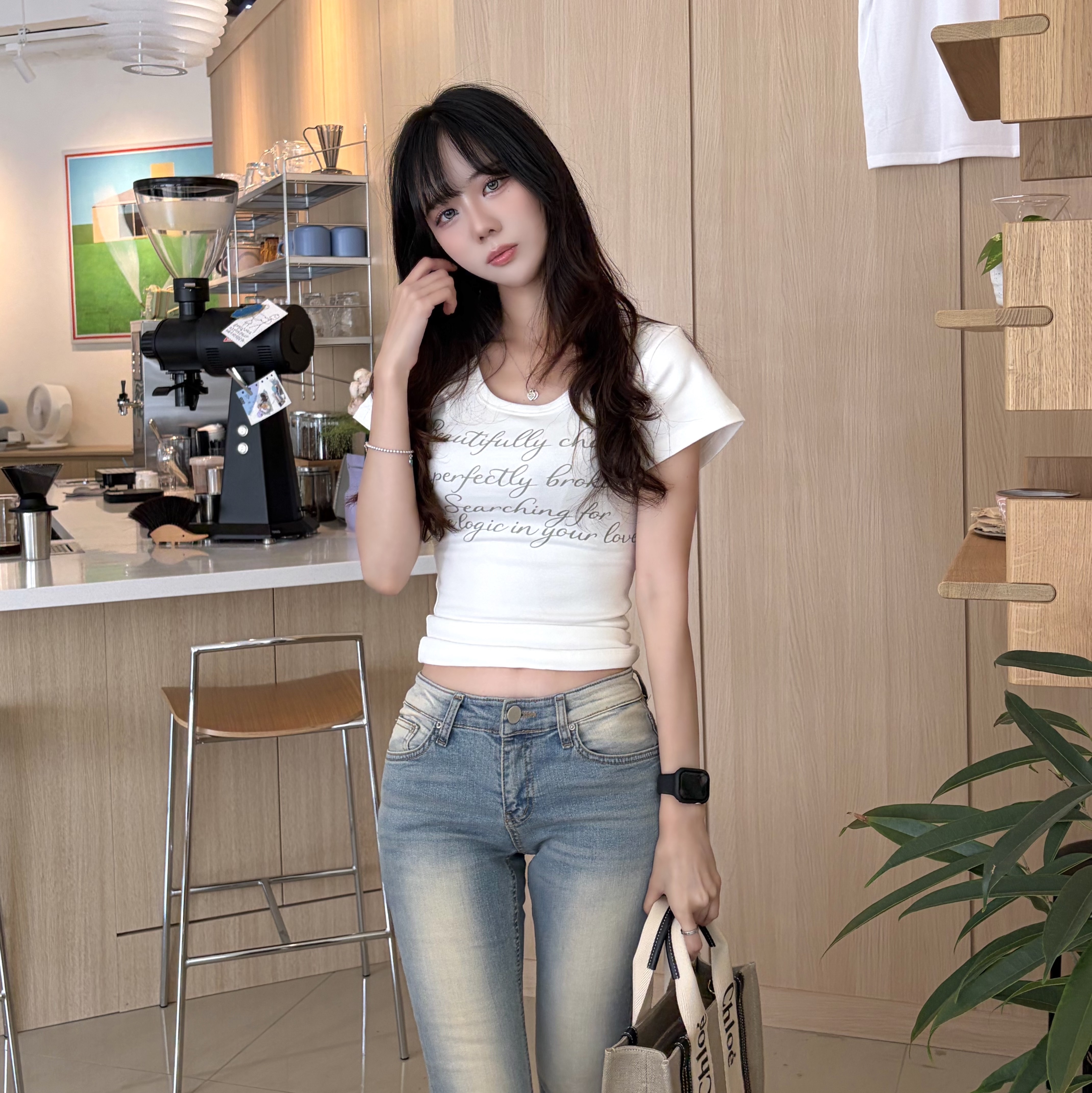 Chloe Woody Small Strap Tote Bag Navy 착용 스타일 - 3