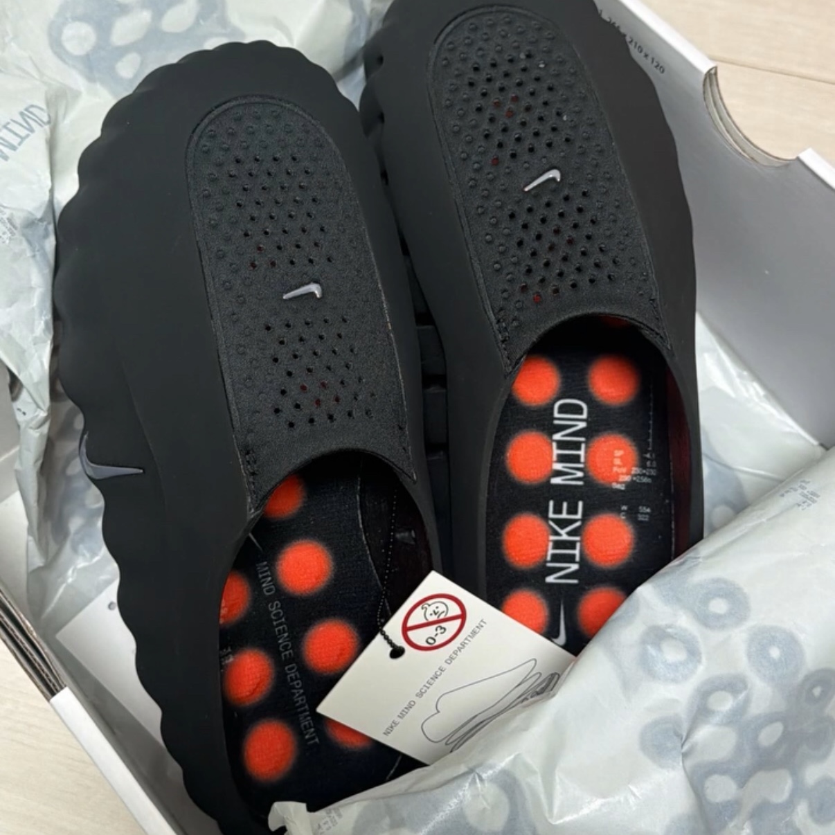 (W) Nike Mind 001 Black Hyper Crimson 착용 스타일 - 1
