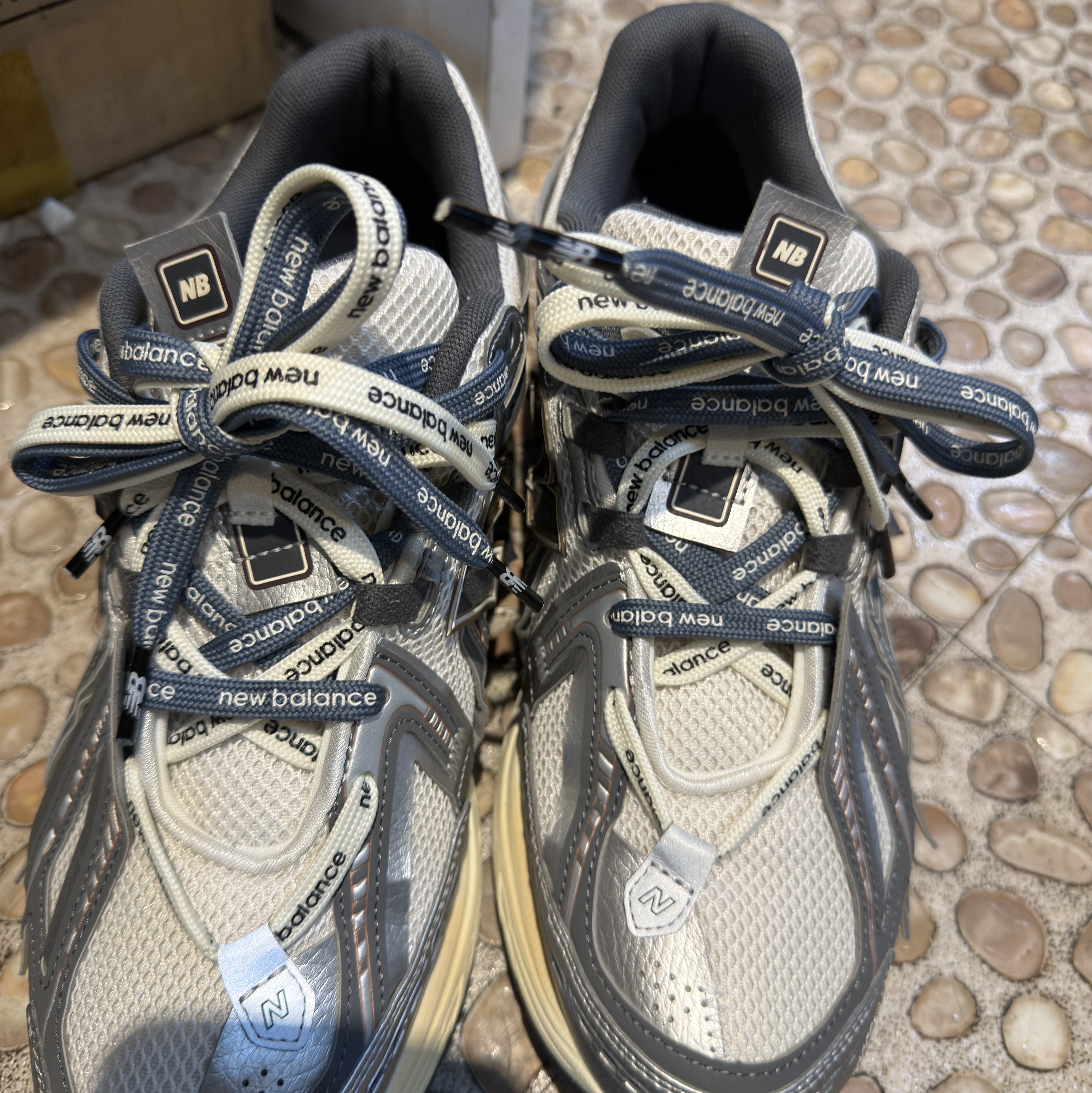 New Balance 1906A Silver Metallic Castlerock 착용 스타일