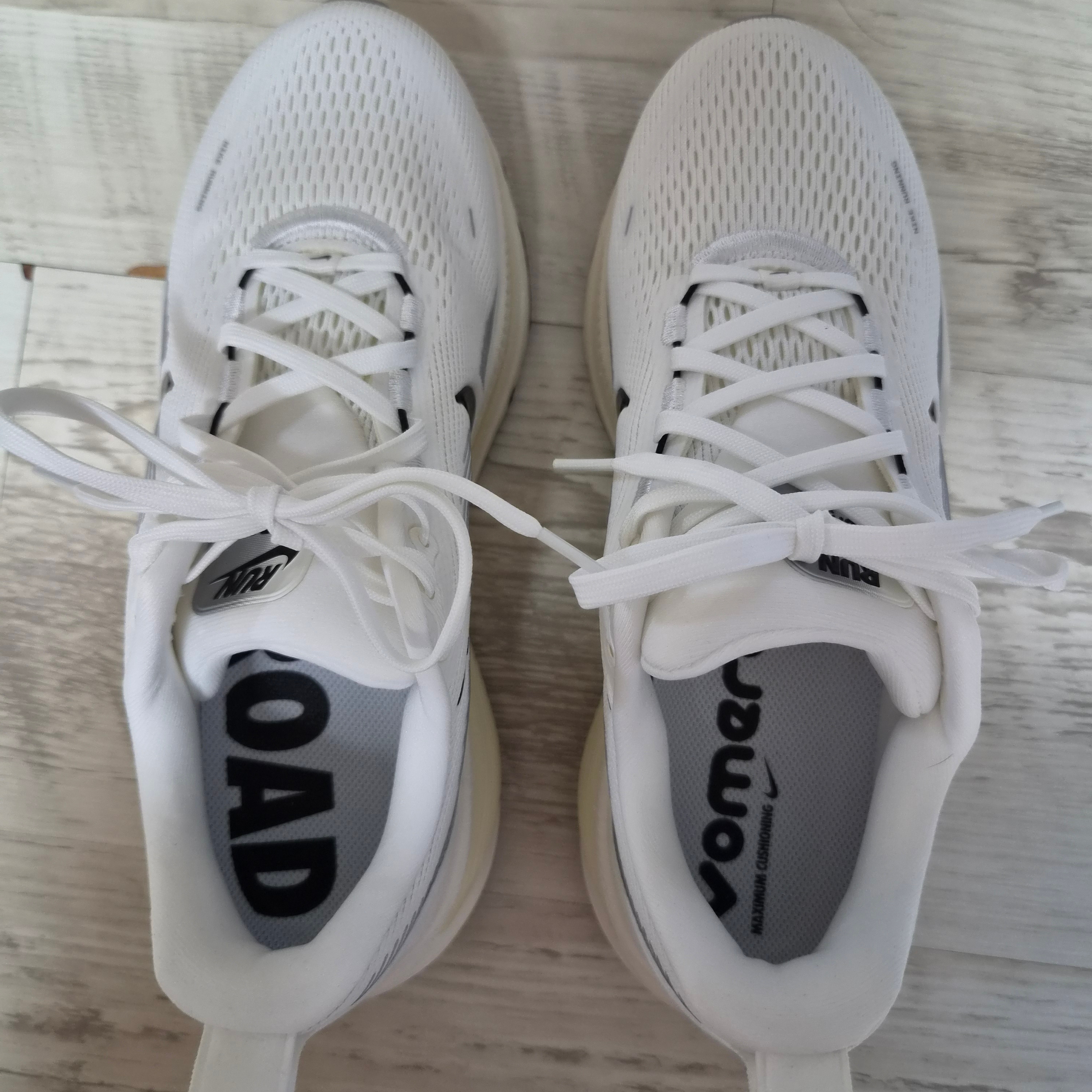 Nike Vomero 18 Summit White Coconut Milk 착용 스타일