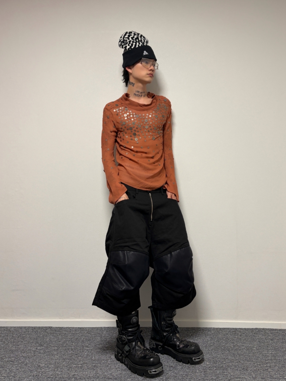 ROARINGRAD Layered Knee Bermuda Pants Black 착용 스타일