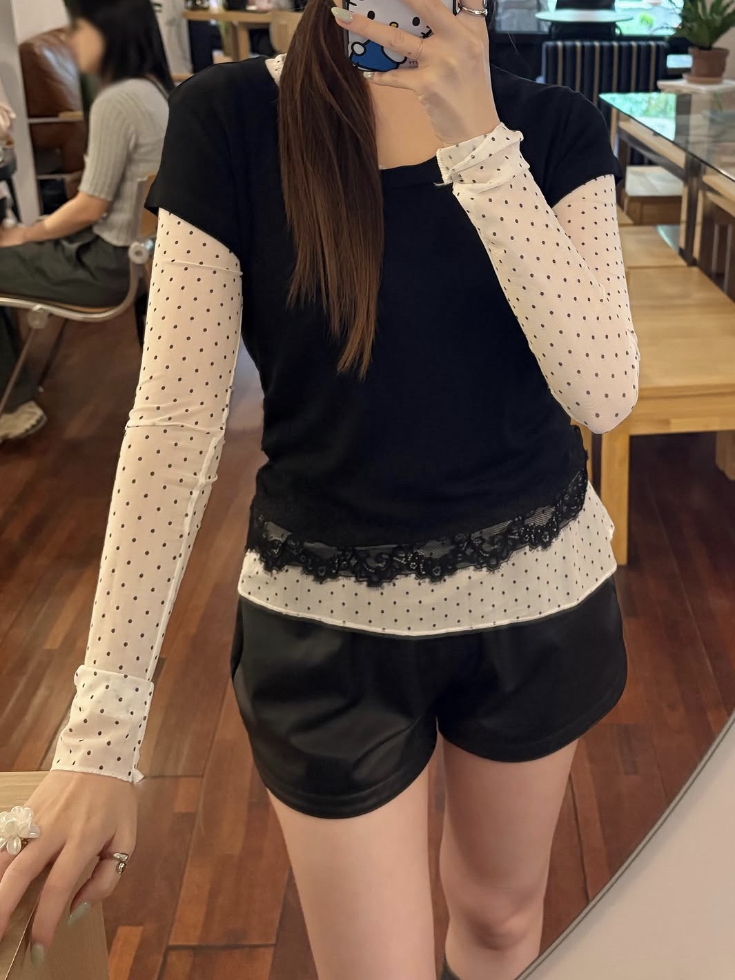 PHOS333 W Slim Fit Lace T-Shirt Black 착용 스타일 - 5