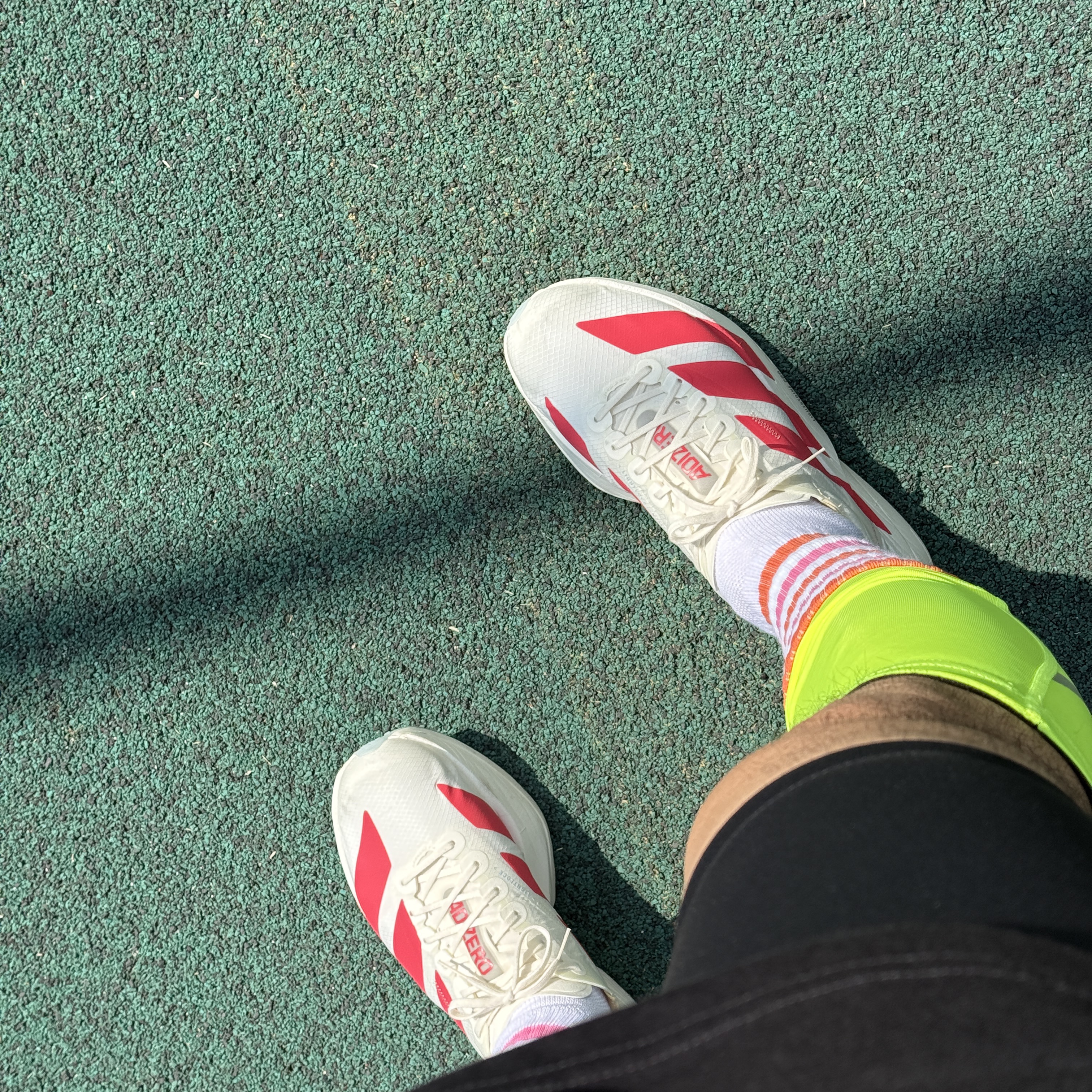 Adidas Adizero Adios Pro 4 Off White Semi Lucid Red, [10% 적립] Garmin Forerunner 265 Music GPS Black (WiFi) 착용 스타일 - 2