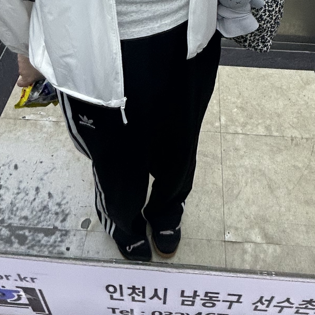 Adidas Adicolor Baggy Fit Firebird Track Pants Black - KR Sizing 착용 스타일 - 2