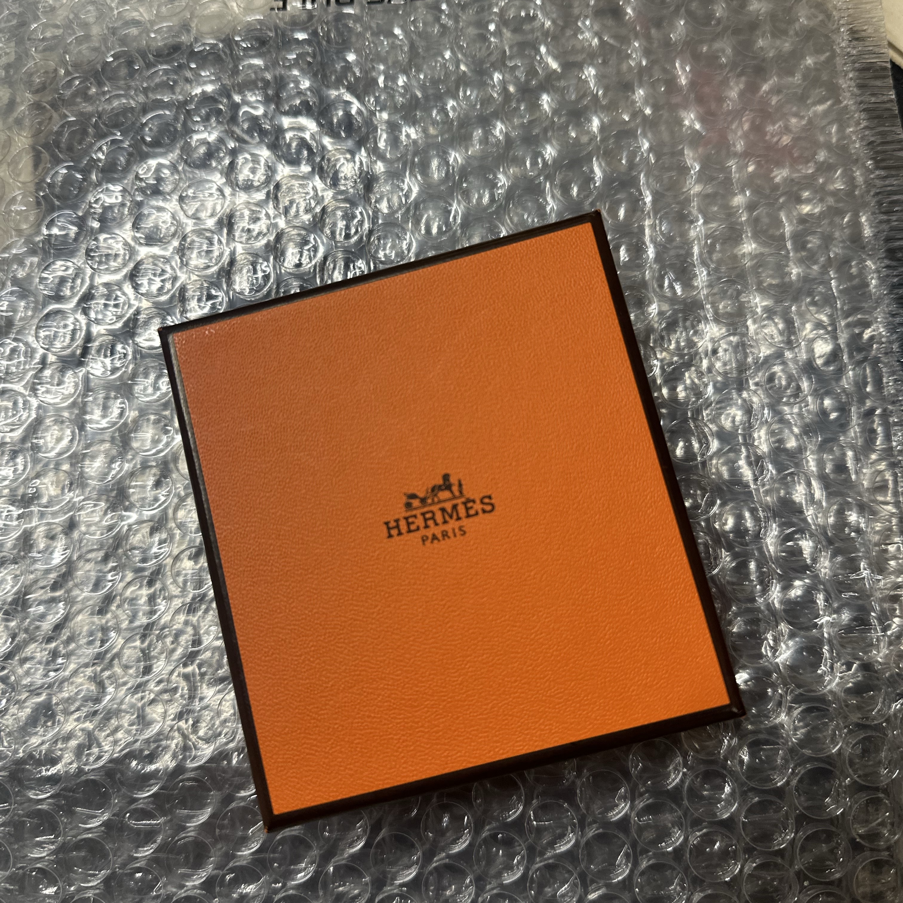 (W) Hermes Mini Pop H Earrings Rose Gold & Blanc 착용 스타일 - 3