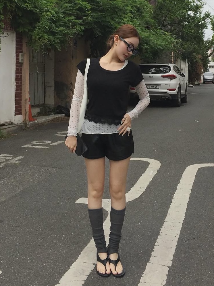 PHOS333 W Slim Fit Lace T-Shirt Black 착용 스타일 - 2