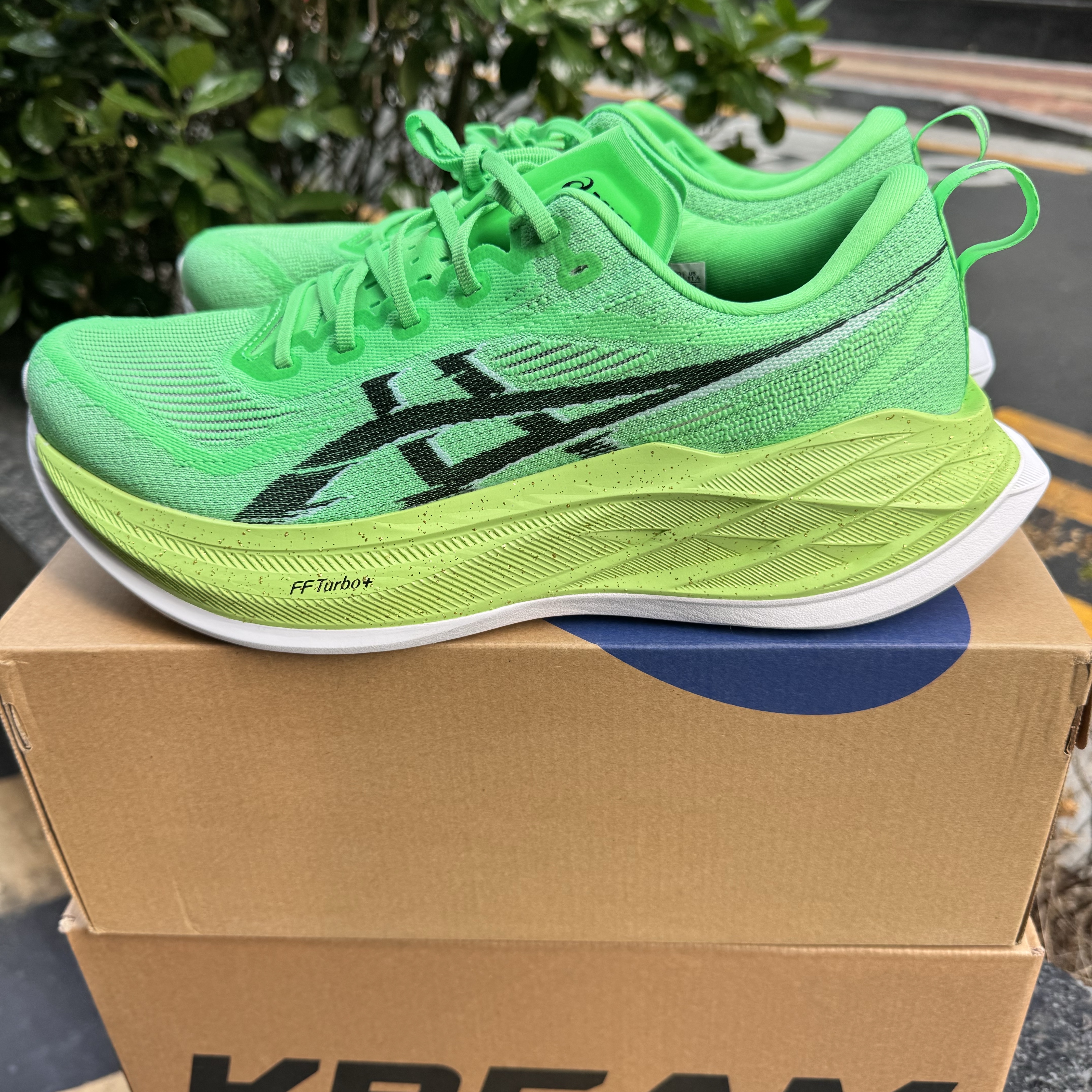 Asics Superblast 2 Ekiden Vital Green Black 착용 스타일 - 3
