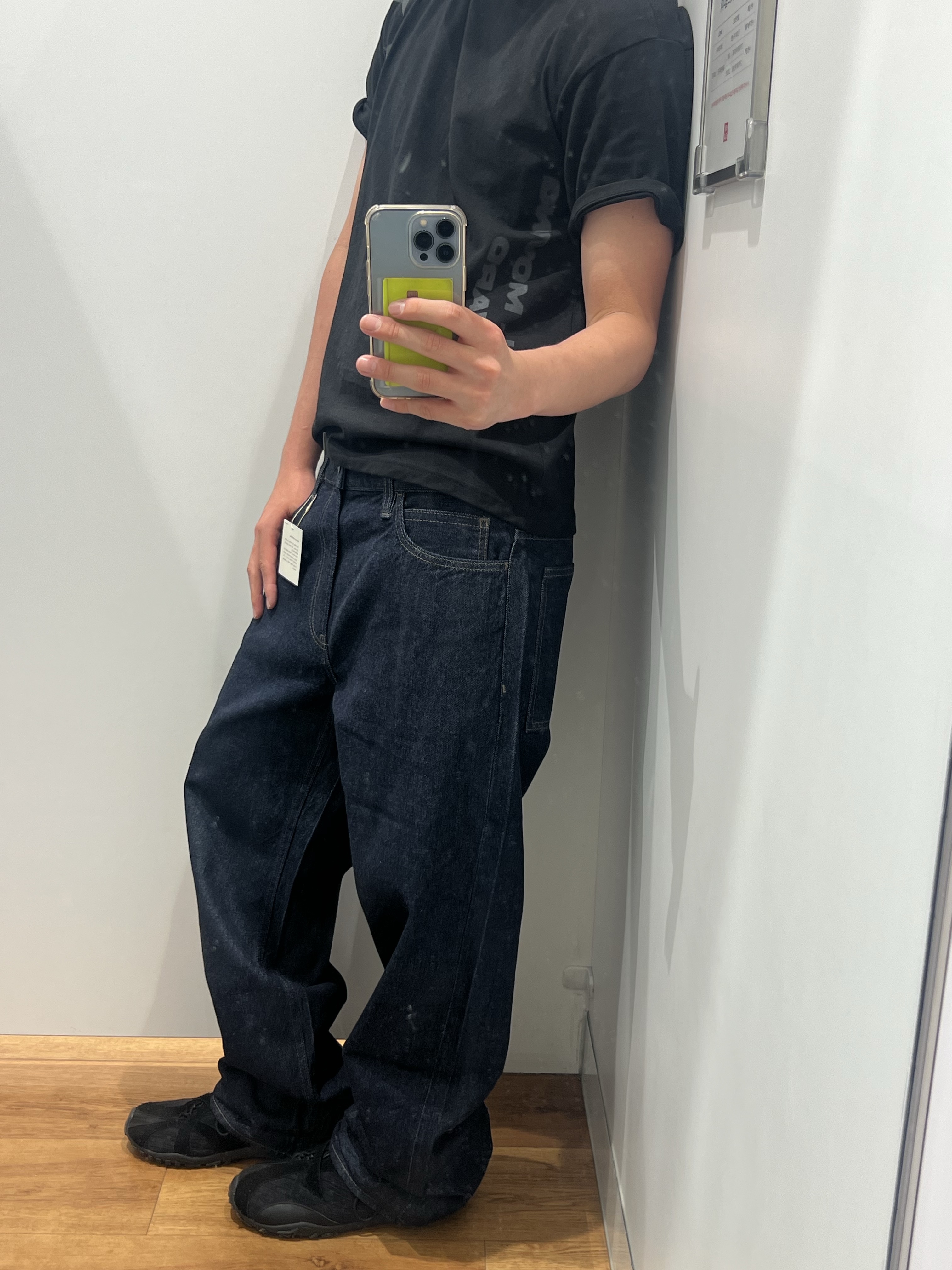 AMOU Motion Half T-Shirts Black, [6% 적립] NegativeThree Asymmetry No.3 Sneakers Black 착용 스타일 - 1