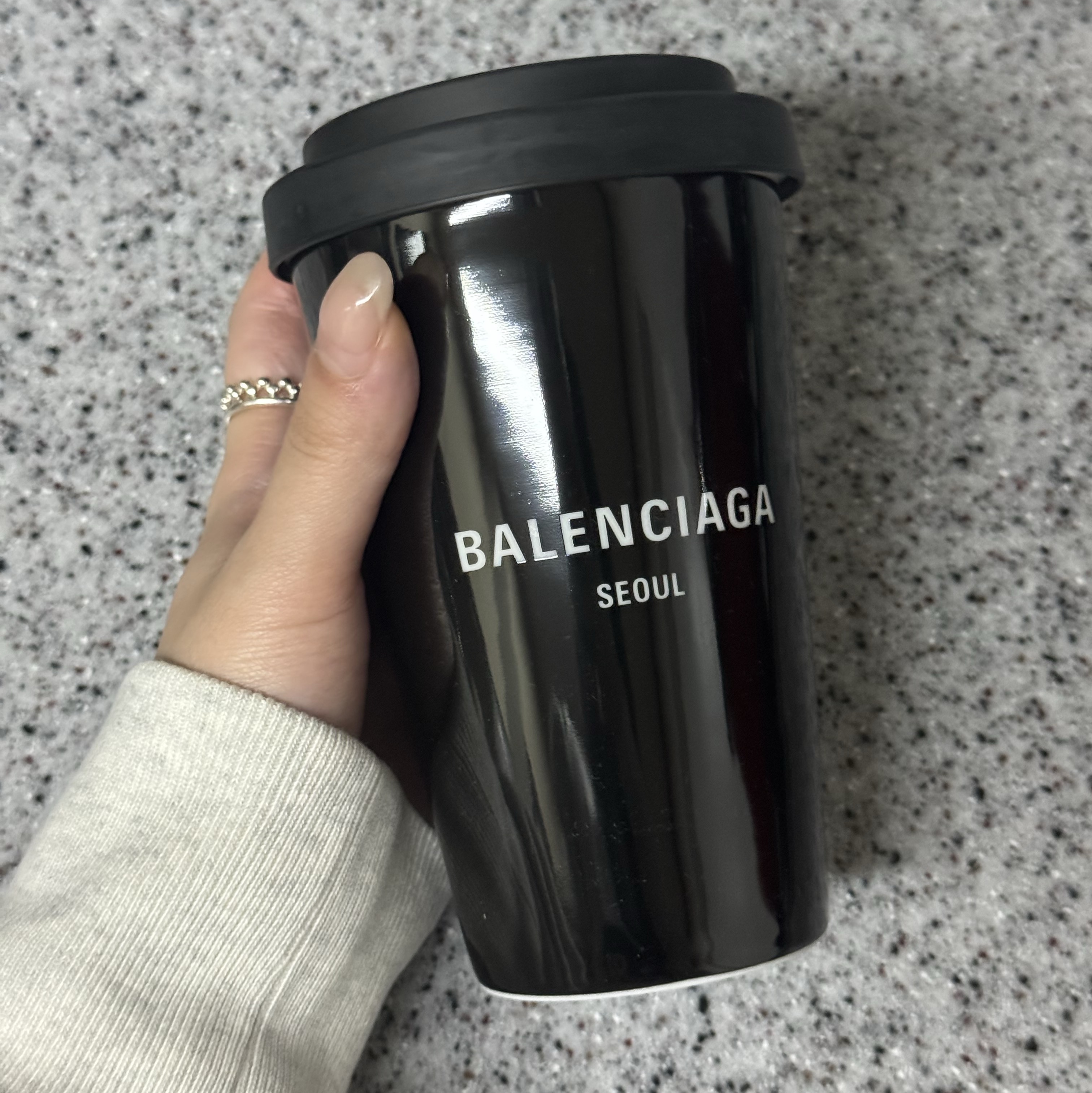 Balenciaga Cities Seoul Coffee Cup Black 착용 스타일 - 1