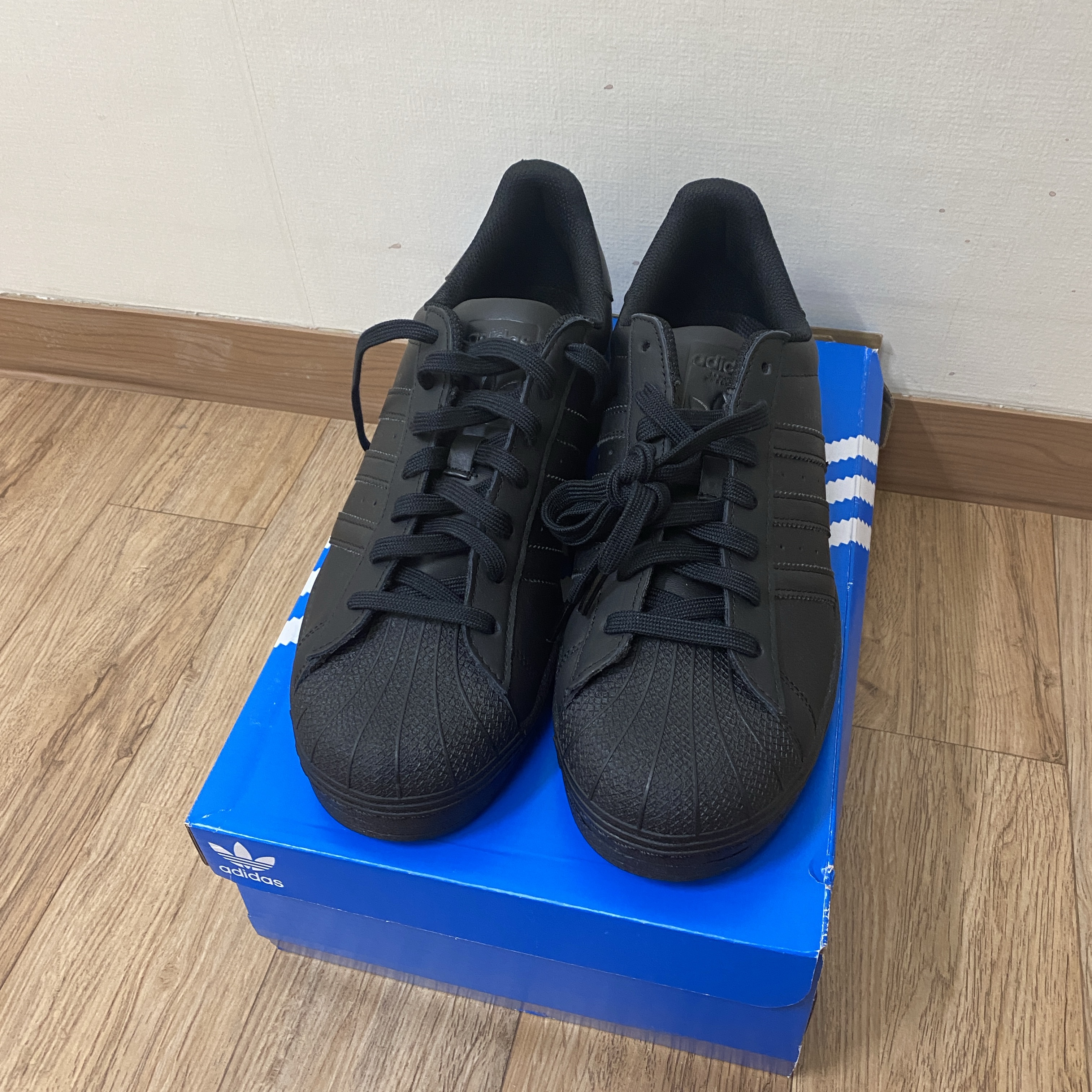 Adidas Superstar Triple Black 착용 스타일 - 1