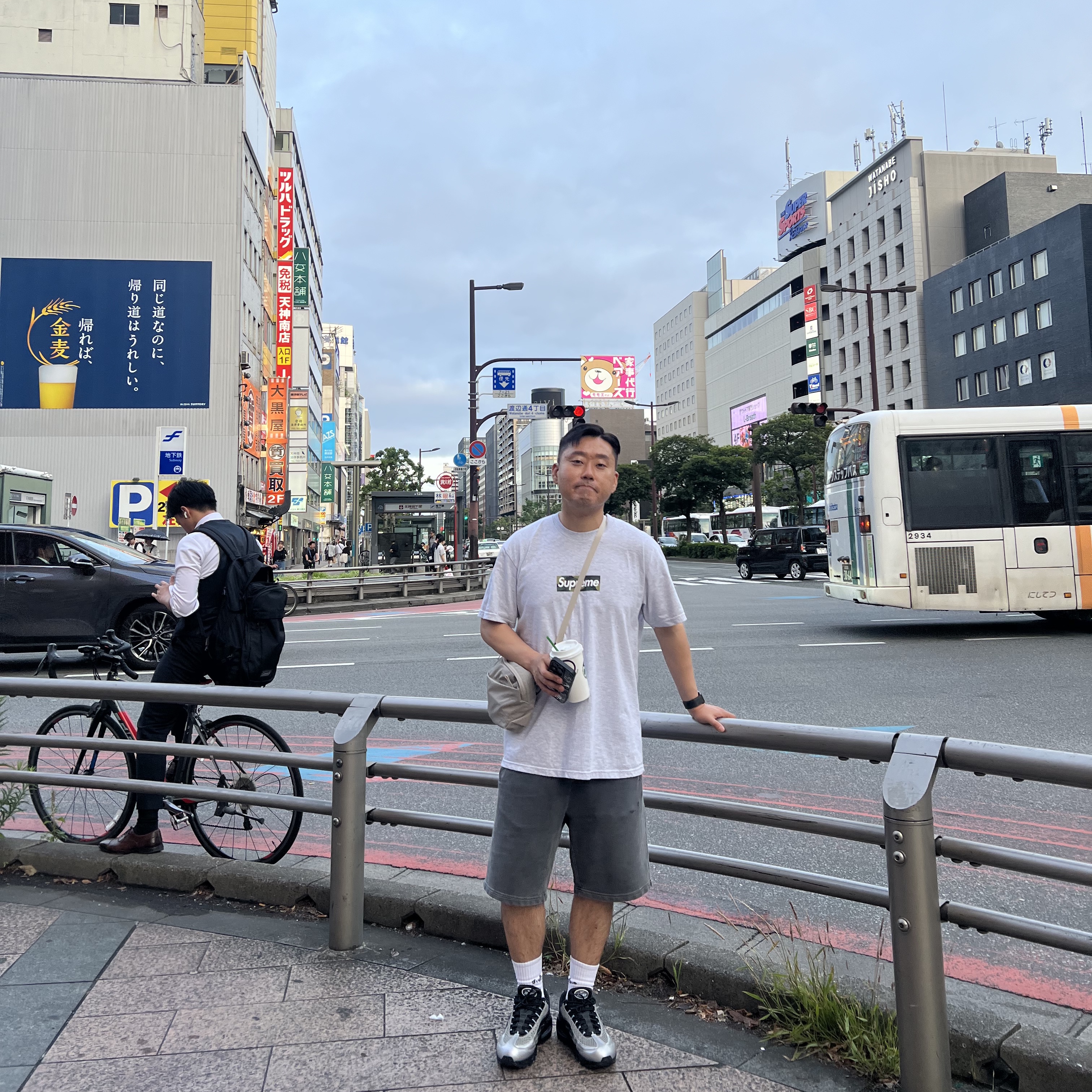 Nike x Palace Air Max 95 Metallic Silver Aluminum, Palace x Arc'teryx T-Shirt White - 20FW 착용 스타일 - 3