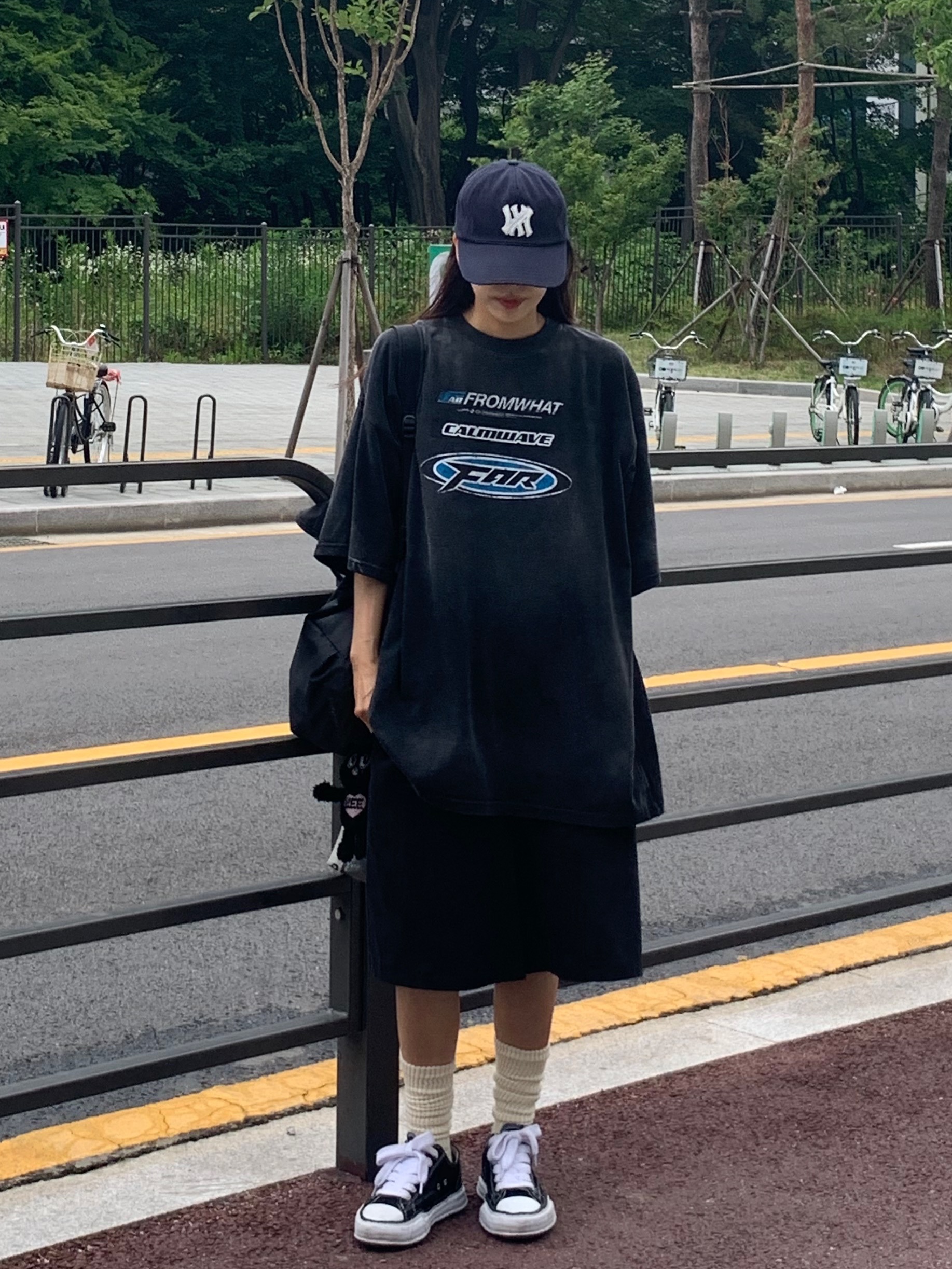 Farfromwhat Far Washed Logo T-Shirts Black, Farfromwhat Far Patch Logo Cap Navy 착용 스타일 - 3