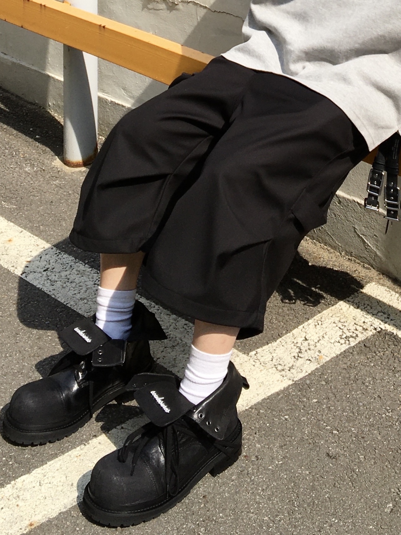 Kamien x  KOIN SEOUL Bermuda Slacks Black, Kamien Back Pleats Polo Gray 착용 스타일 - 4