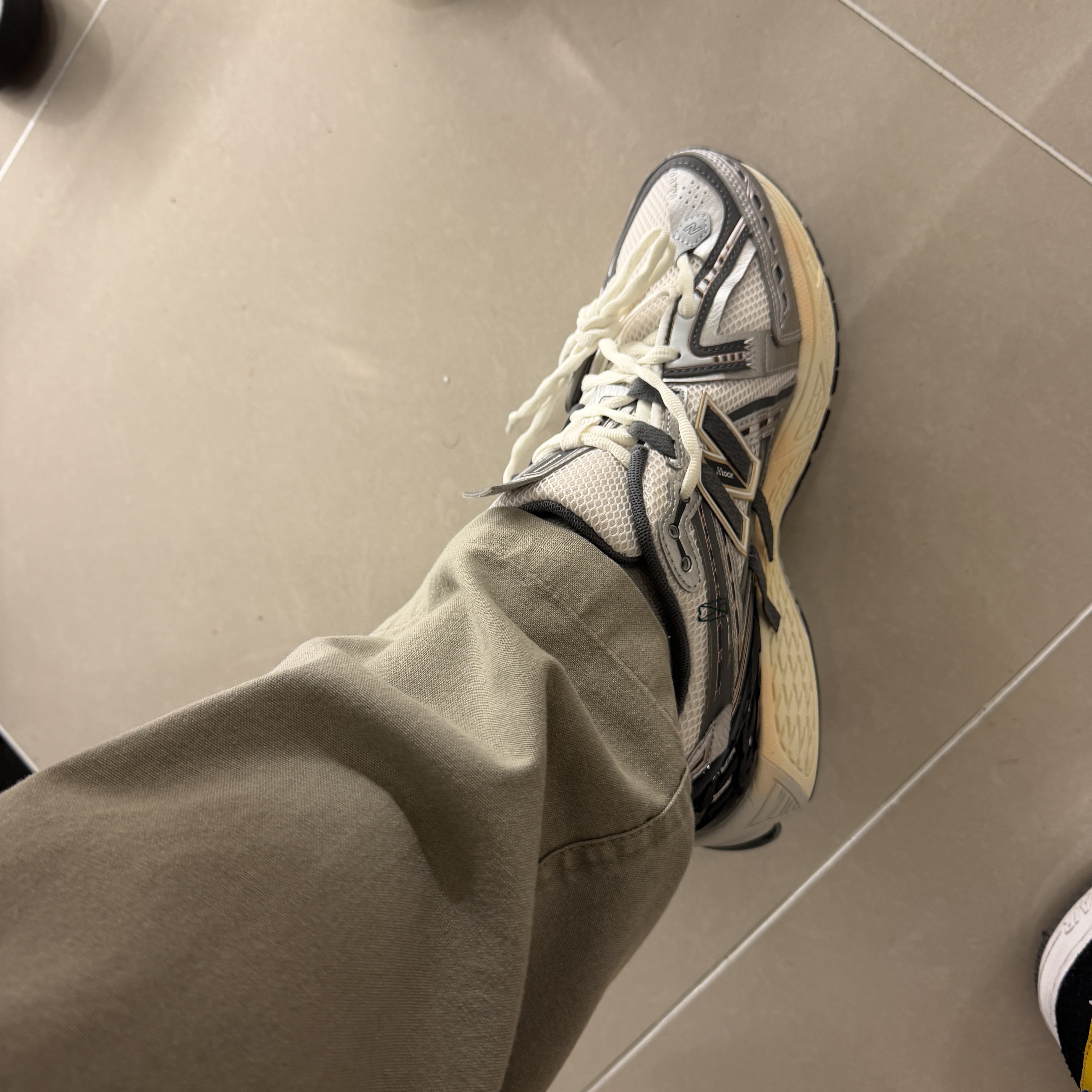 New Balance 1906A Silver Metallic Castlerock 착용 스타일