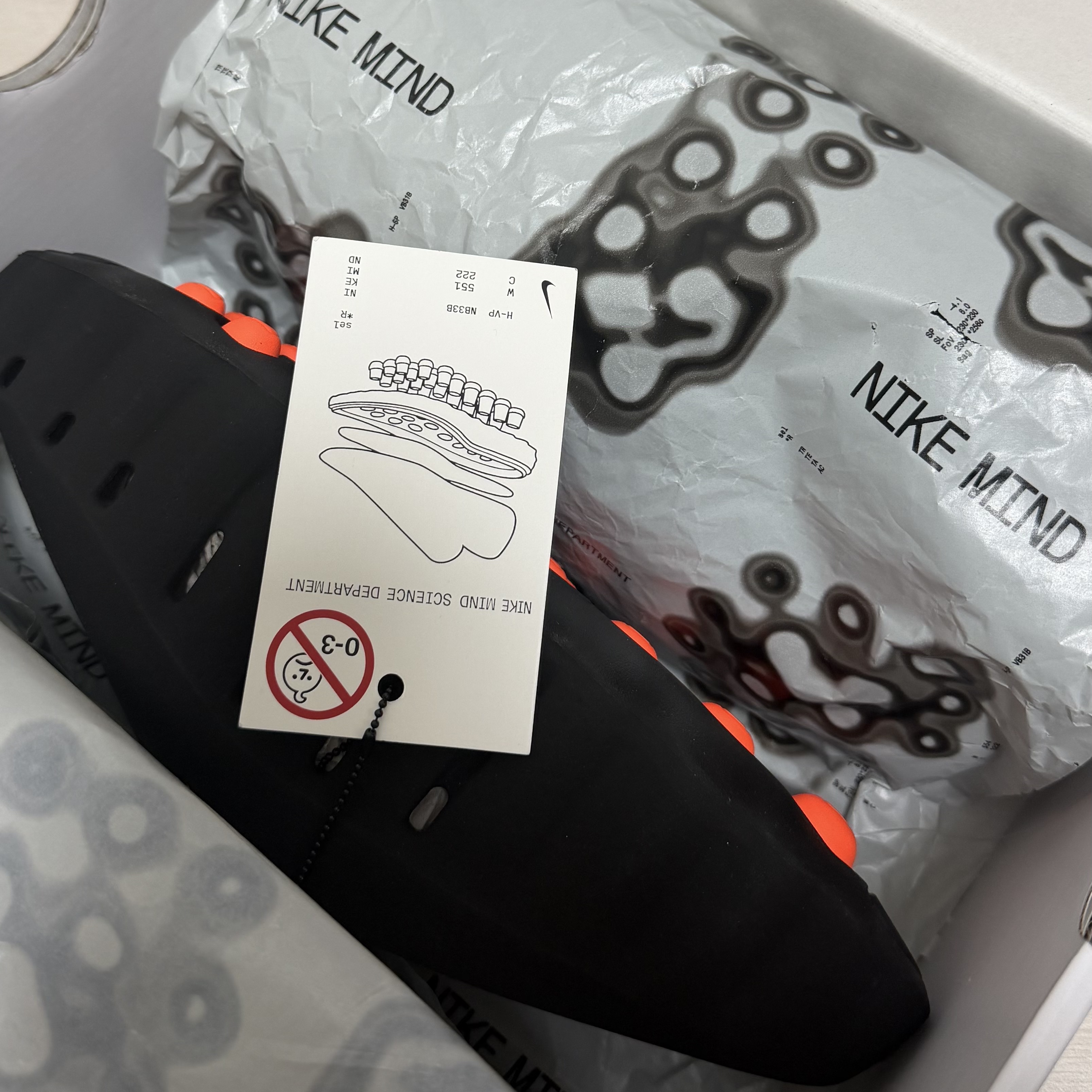 (W) Nike Mind 001 Black Hyper Crimson 착용 스타일 - 2