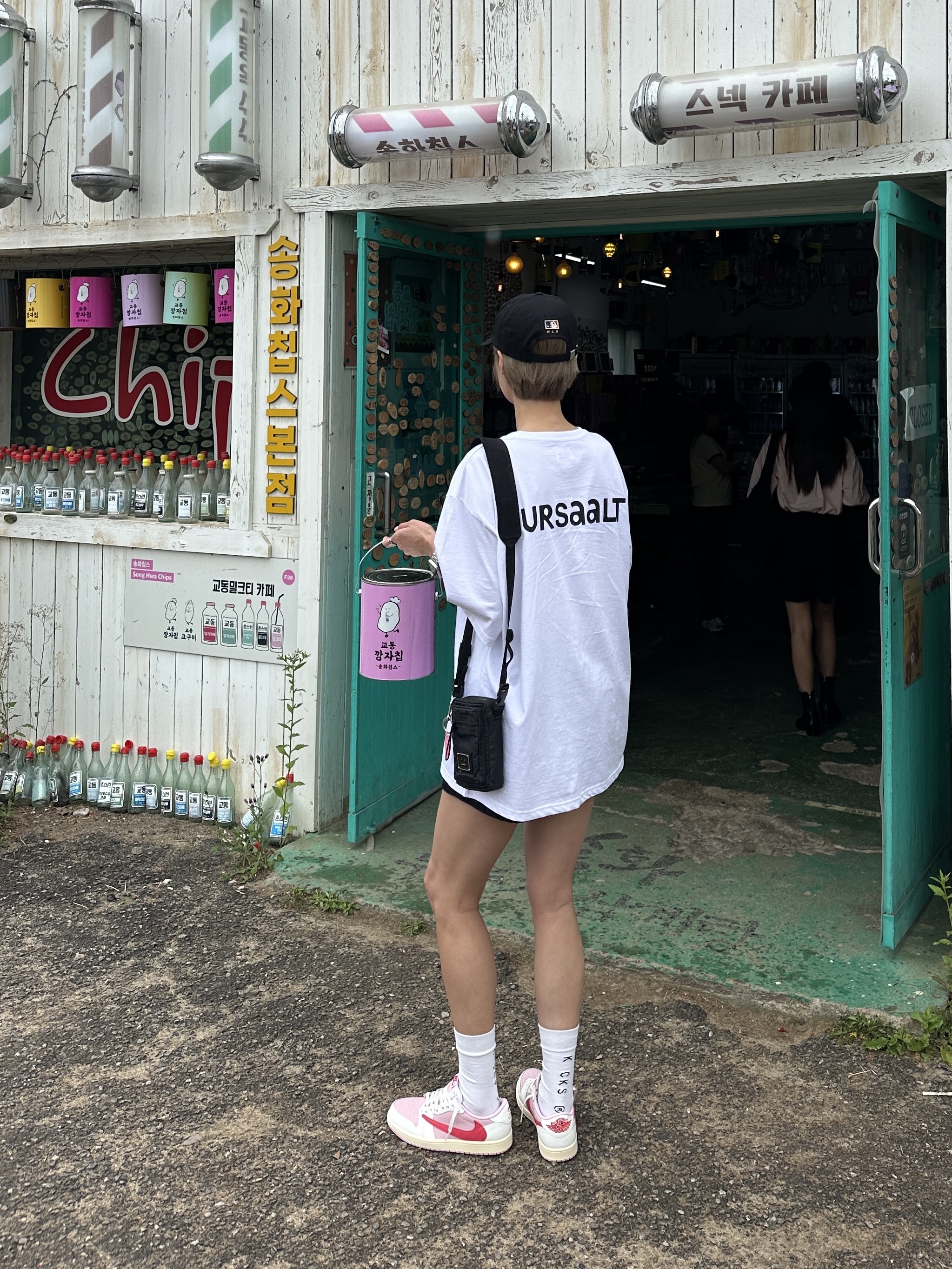 Jordan 1 x Travis Scott Retro Low OG SP Sail Tropical Pink, Acne Studios Arvel Plaque Face Bag Black 착용 스타일 - 2