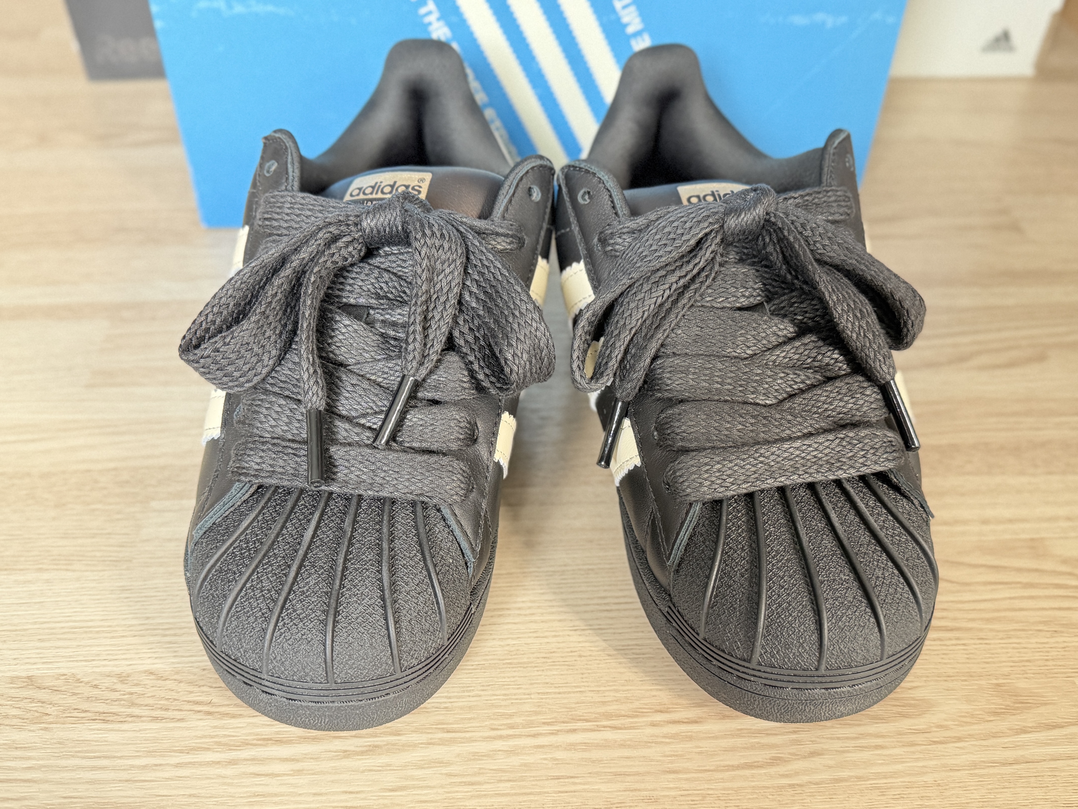 Adidas x Pharrell Williams Virginia Superstar 92 Core Black Sky Rush 착용 스타일 - 2