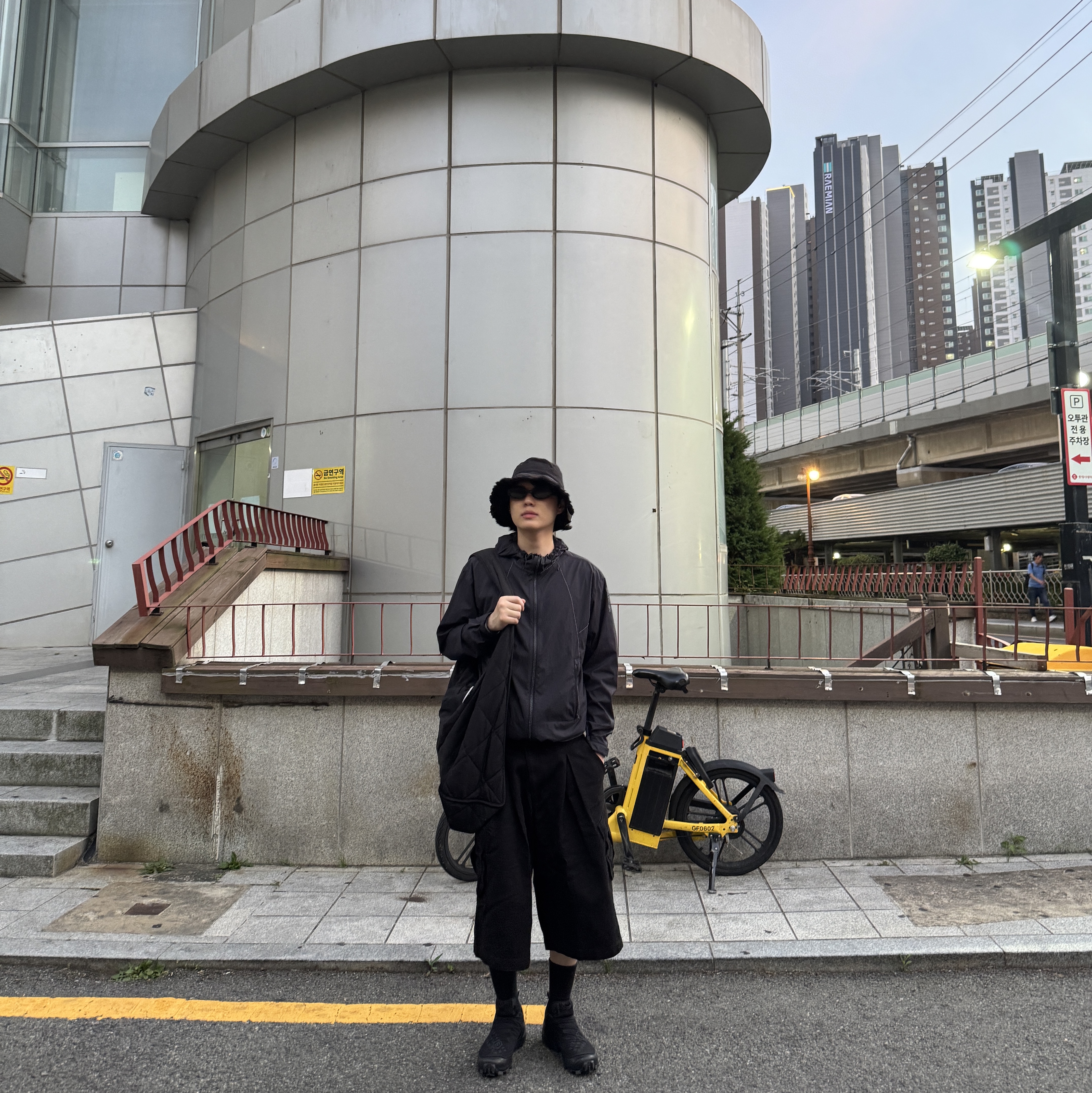 Sansan Gear Capri Pants Black_26SS, Salomon x MM6 Maison Margiela Cross Dust Black Asphalt 착용 스타일 - 2