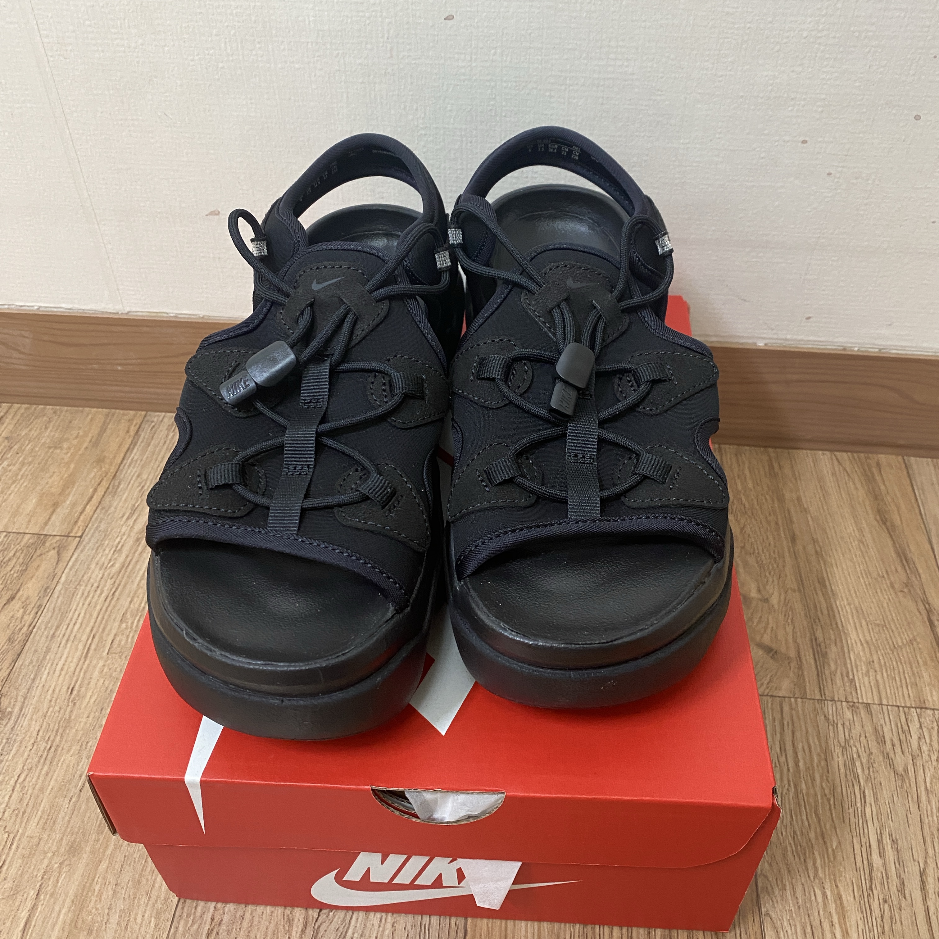 (W) Nike Air Max Koko Sandal Black 착용 스타일 - 1