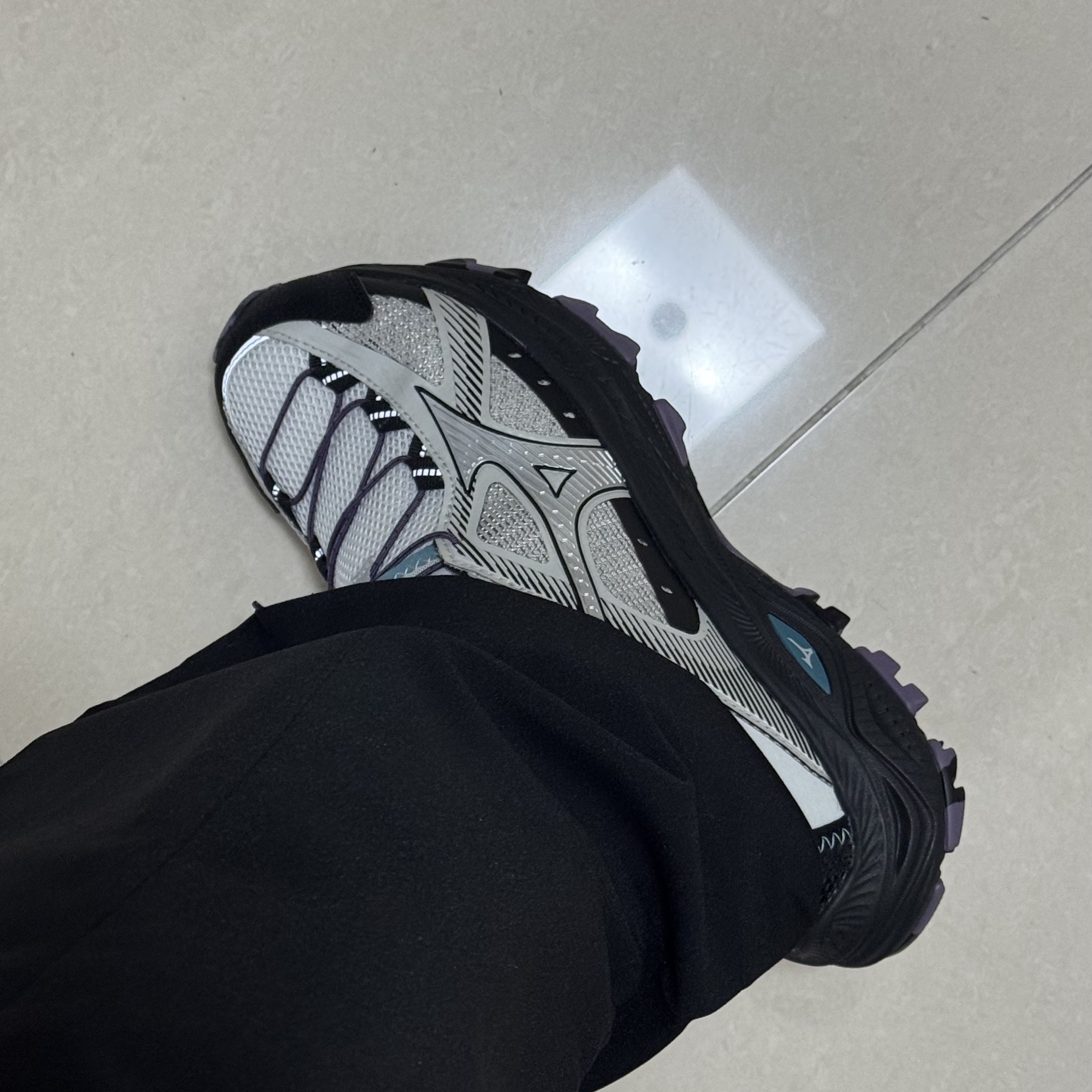 Mizuno Racer Trail SE V2 Gorpcore Silver Black 착용 스타일