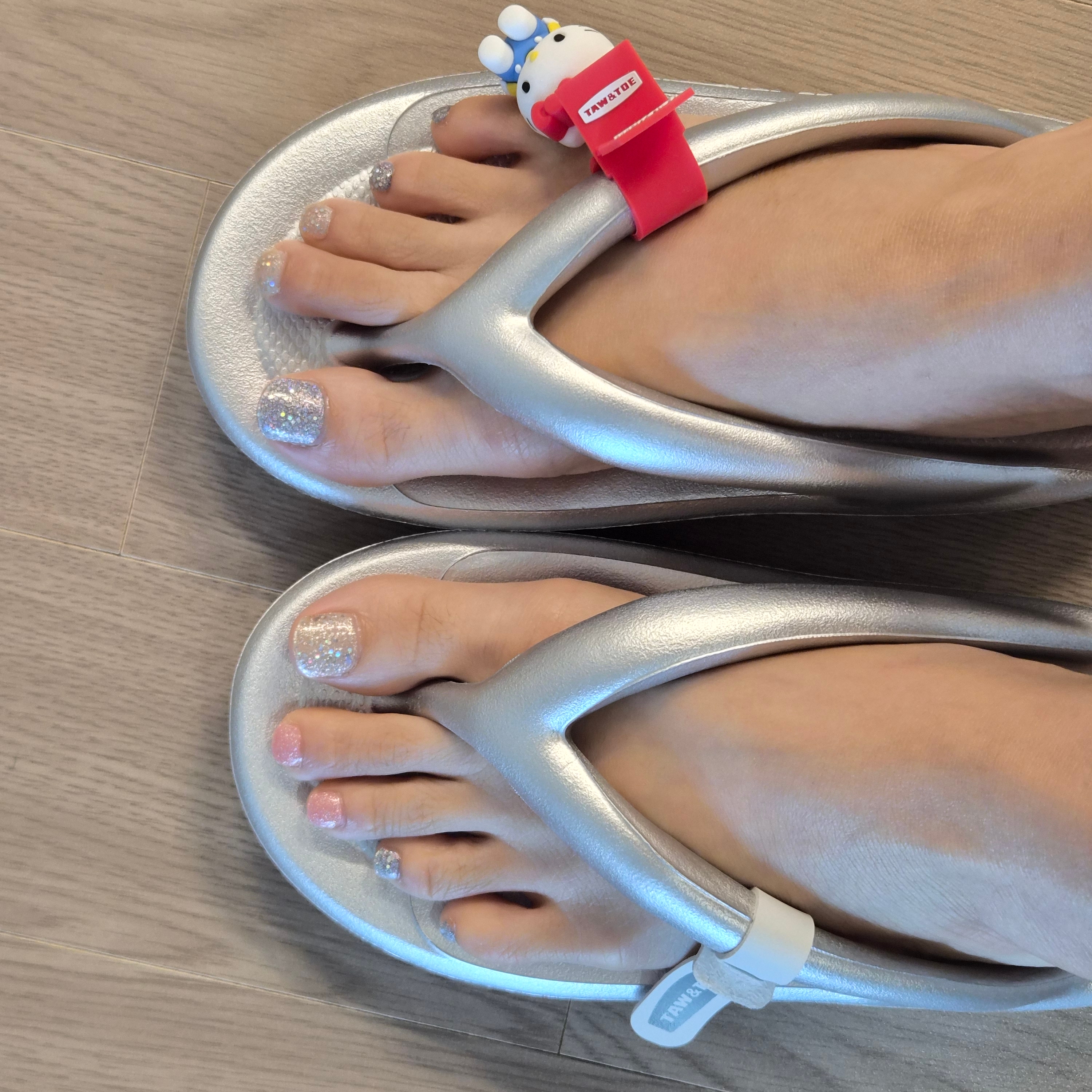 Taw&Toe Flip Flop Zerovity OG Light Silver, Taw&Toe x Sanrio Hello Kitty Charm Tag Red 착용 스타일