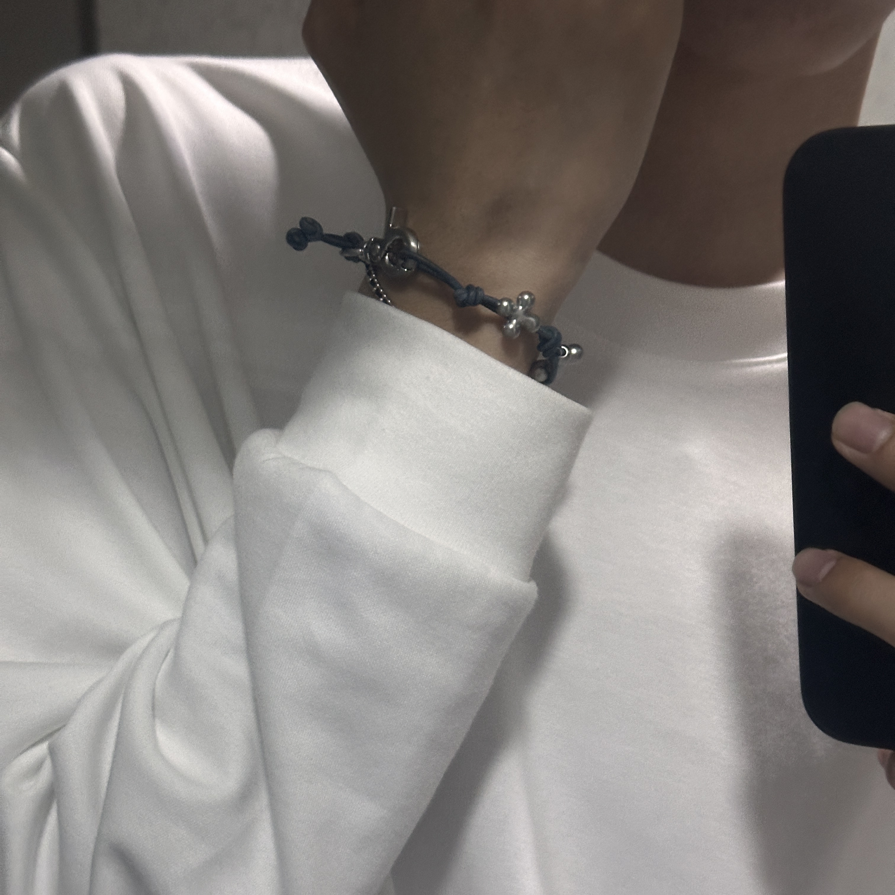 TOWTOW.ARCHIVE  Fortuna Symbol Leather Bracelet Silver Blue 착용 스타일 - 2