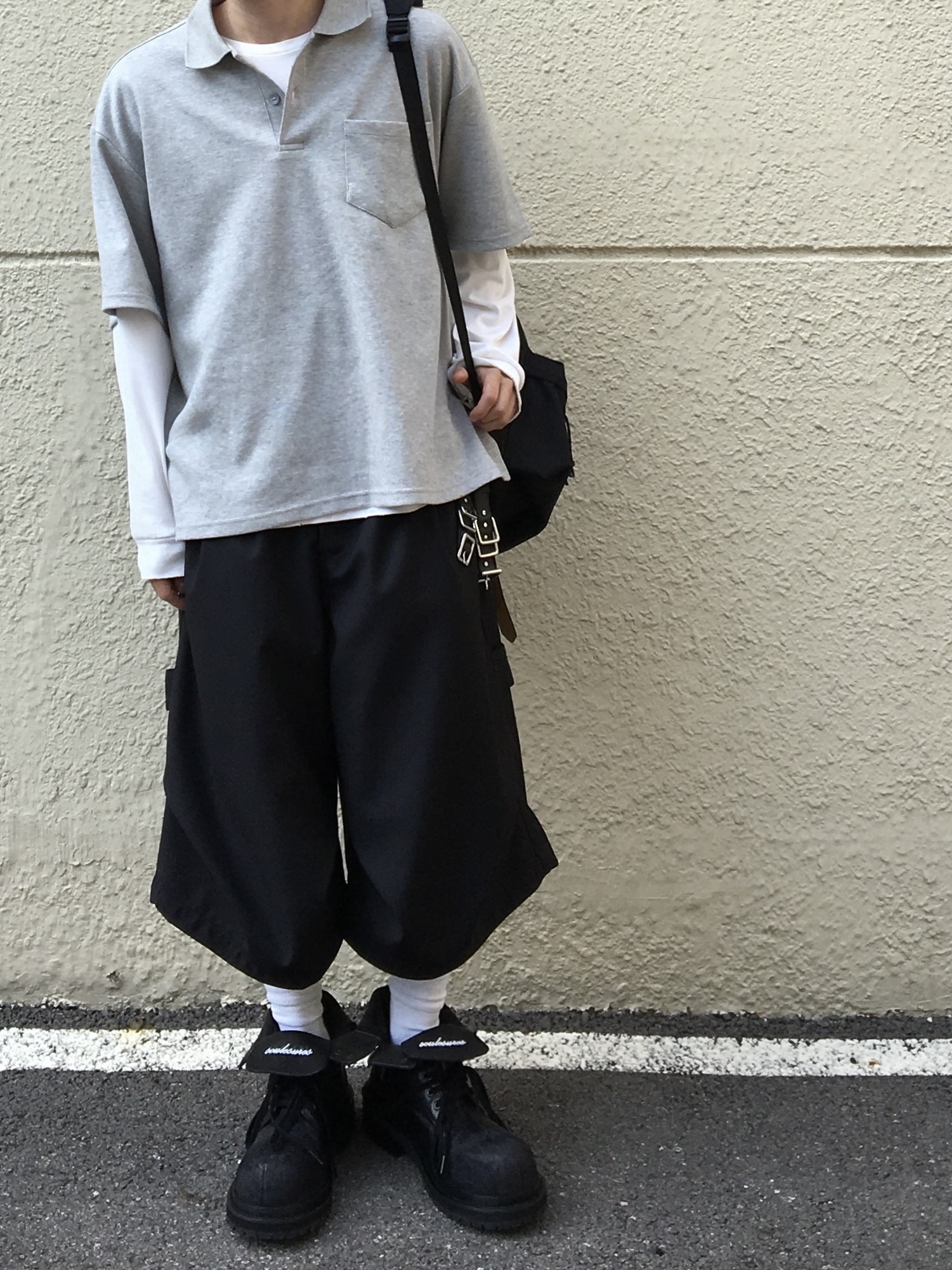 Kamien x  KOIN SEOUL Bermuda Slacks Black, Kamien Back Pleats Polo Gray 착용 스타일 - 1