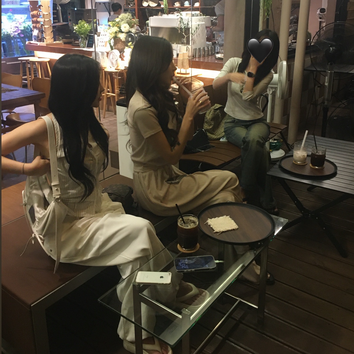 Matin Kim Half Shirring Ribbon Round Bag Ivory 착용 스타일