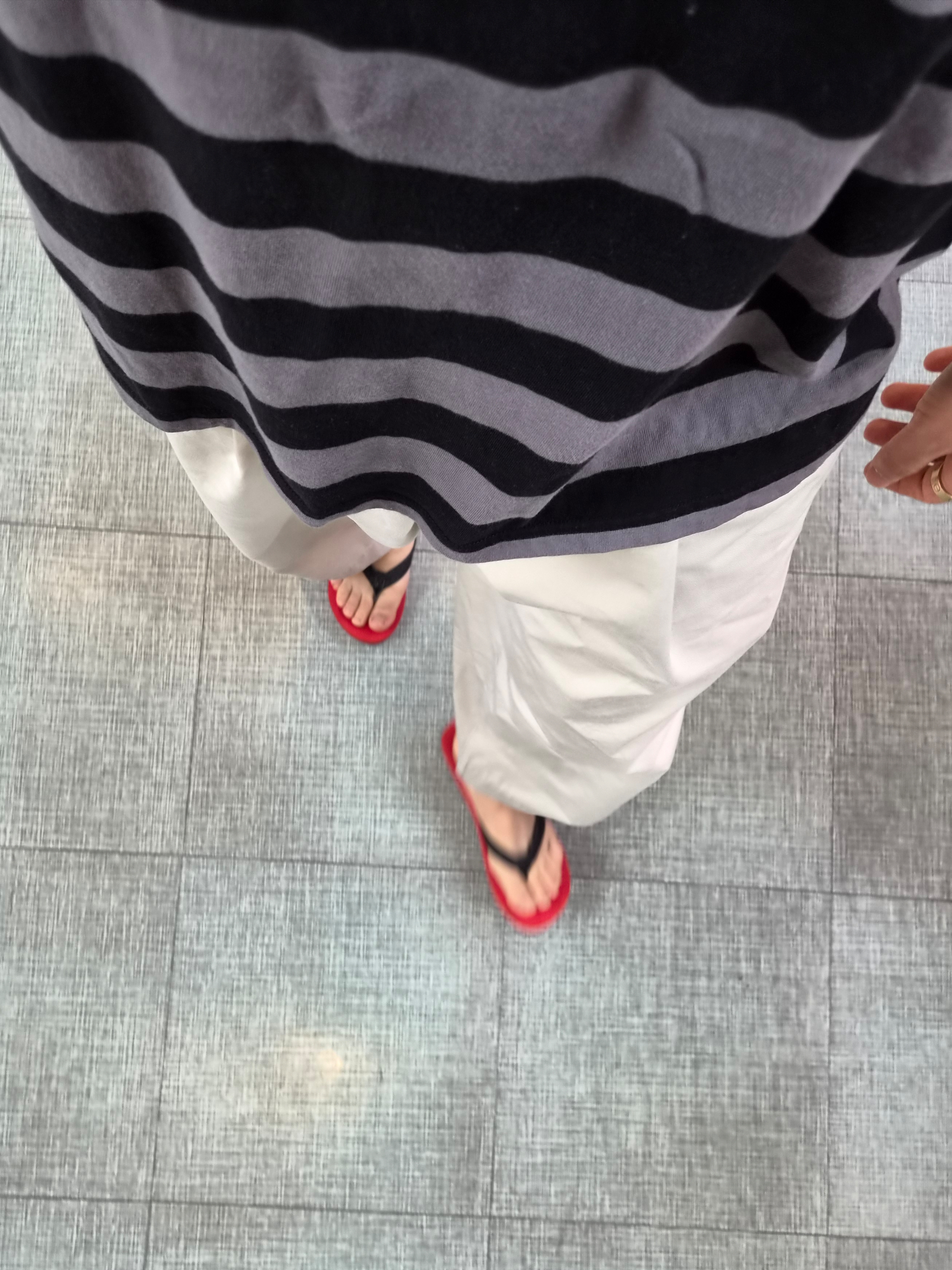 Matin Kim Matin Denim Loop Flip Flop In Red, Cartier Love Ring Classic Yellow Gold 착용 스타일