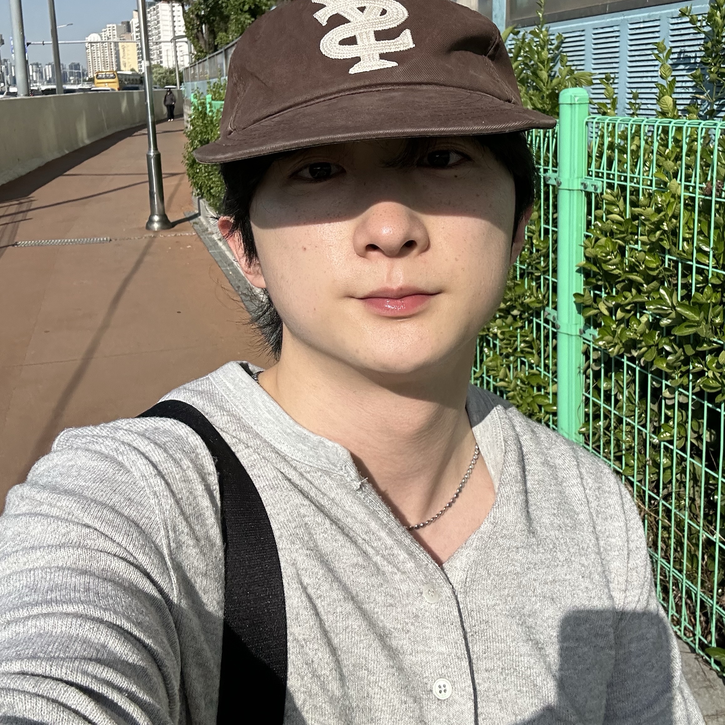Sunday Ceremony Sy Logo 5 Panel Cotton Cap - Brown 착용 스타일 - 3