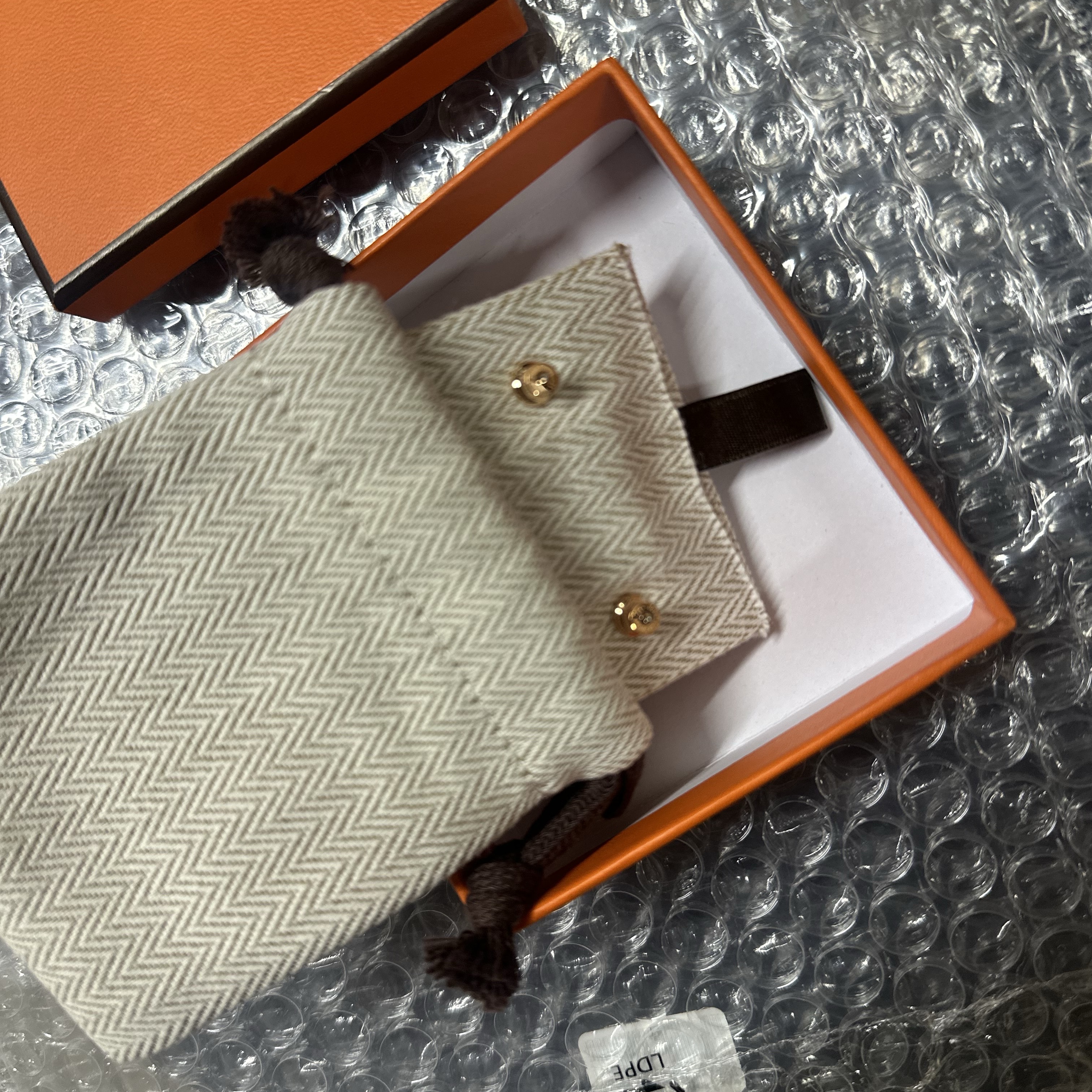 (W) Hermes Mini Pop H Earrings Rose Gold & Blanc 착용 스타일 - 2