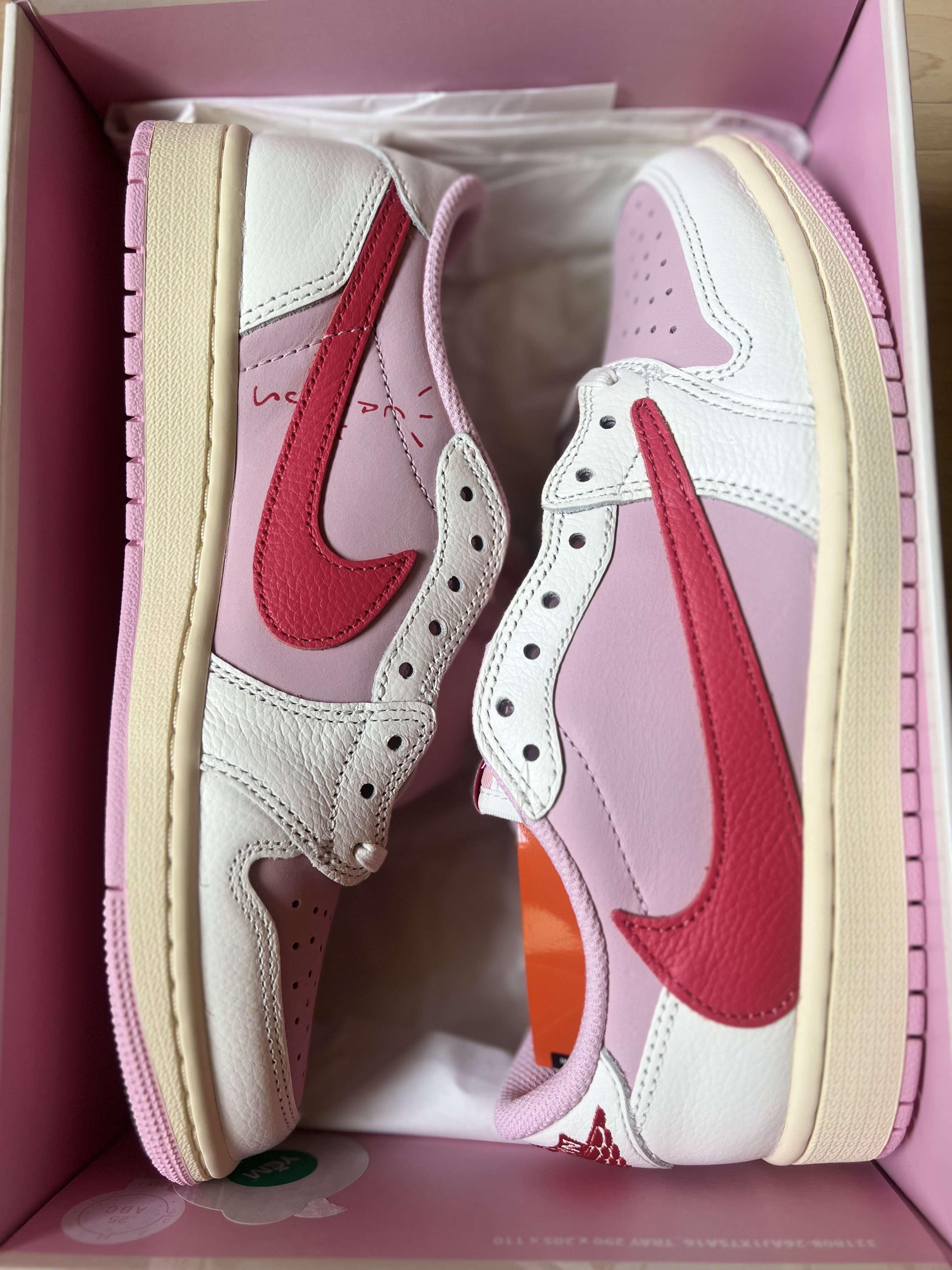 Jordan 1 x Travis Scott Retro Low OG SP Sail Tropical Pink, Jordan 1 x Travis Scott Retro Low OG SP Muslin Shy Pink 착용 스타일 - 3