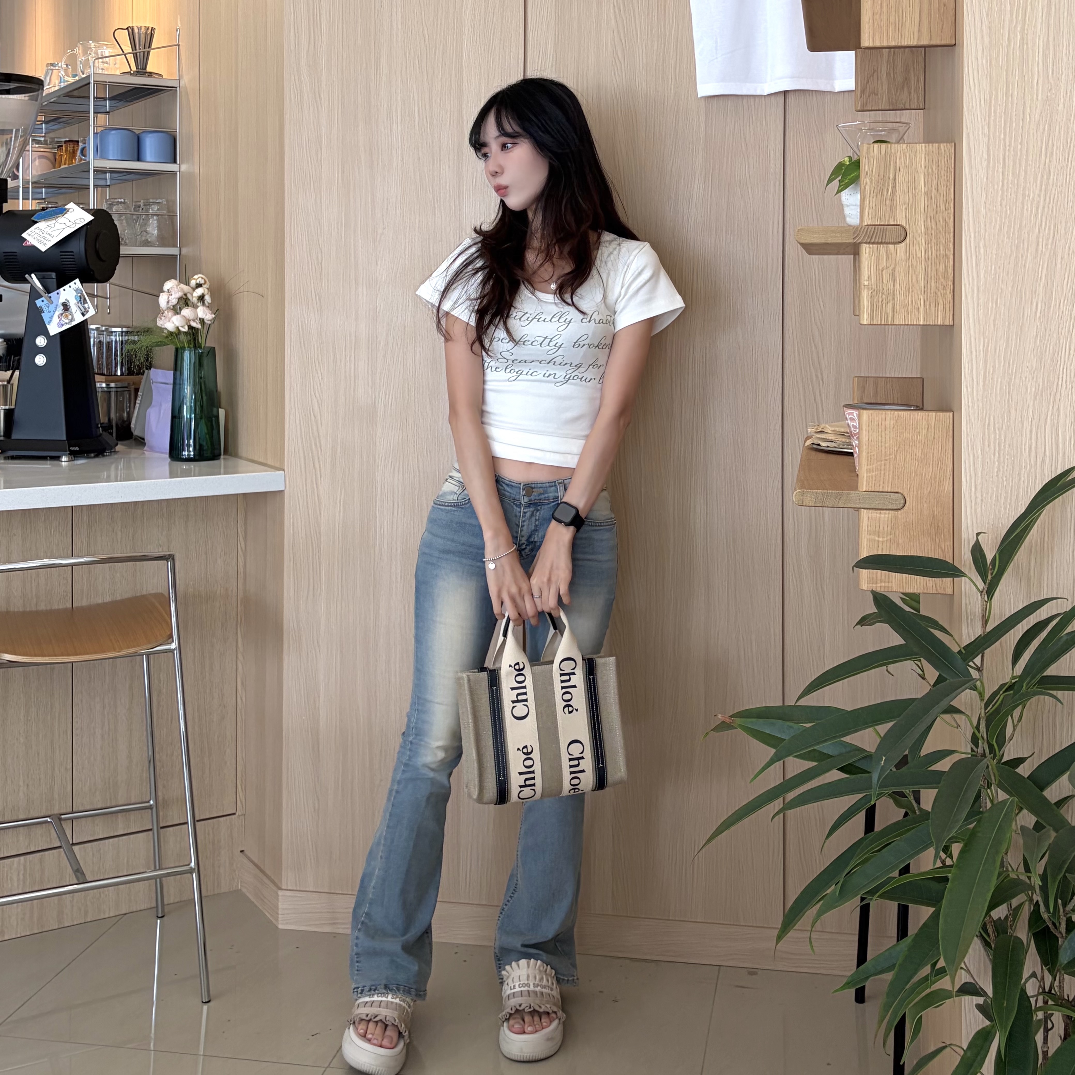 Chloe Woody Small Strap Tote Bag Navy 착용 스타일 - 2