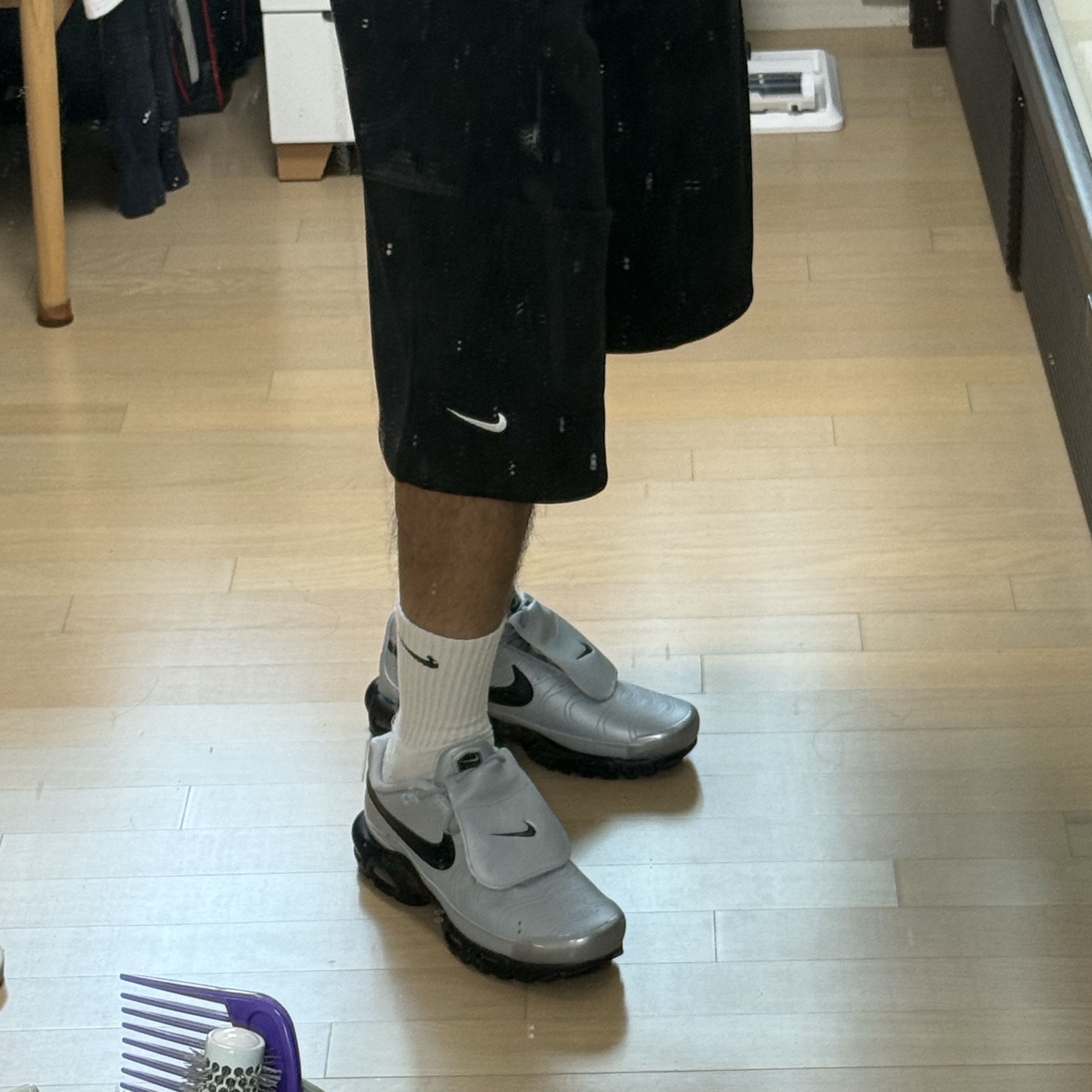 Nike Air Max Plus TNPO Wolf Grey and Black 착용 스타일 - 3