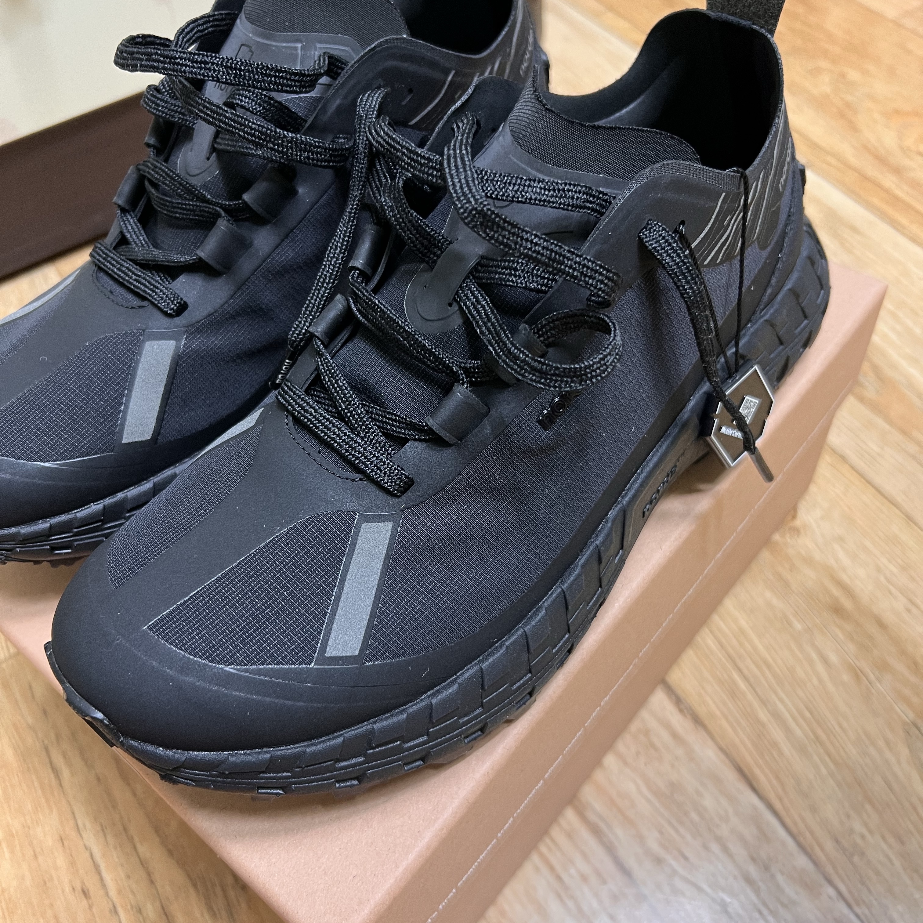 Norda 001/A G+ Stealth Black 착용 스타일 - 1